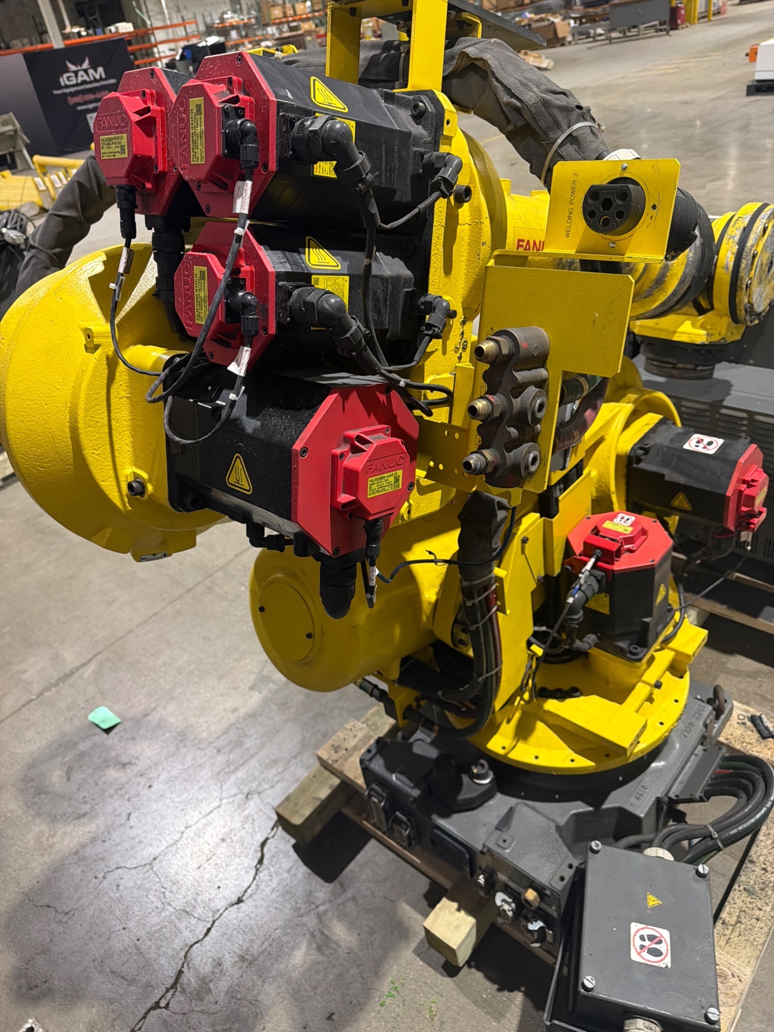 FANUC R‑2000iB/210F Complete w/ R‑30iB Controller USED 10