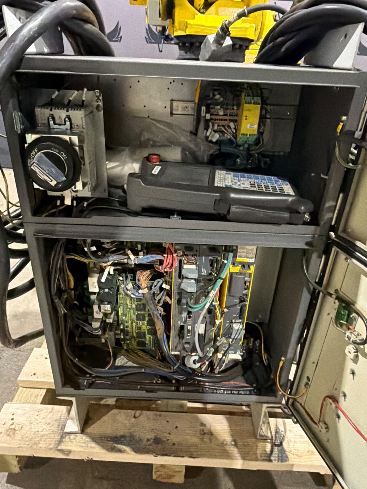 FANUC R‑2000iB/210F Complete w/ R‑30iB Controller USED 8