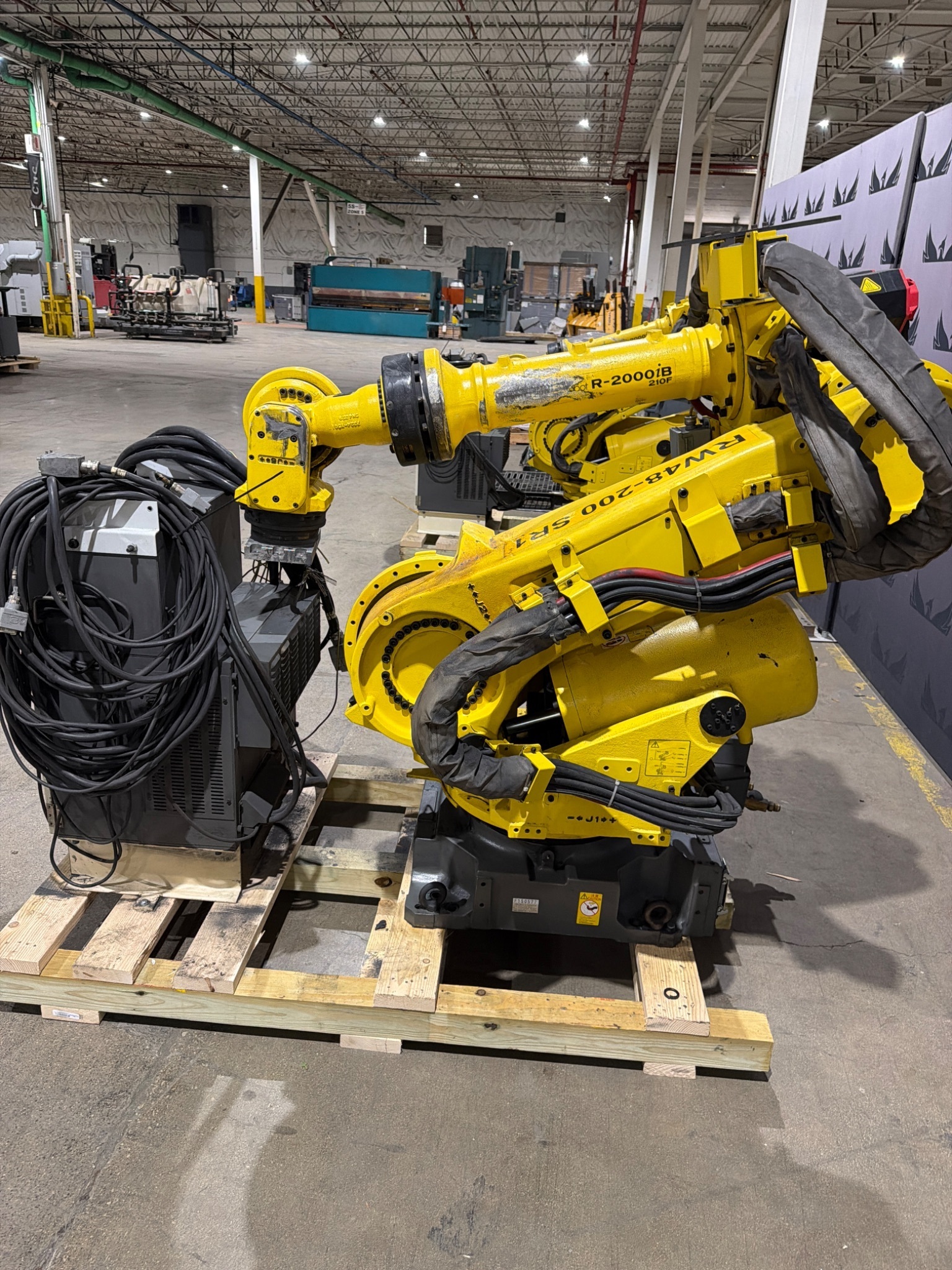 FANUC R‑2000iB/210F Complete w/ R‑30iB Controller USED 11