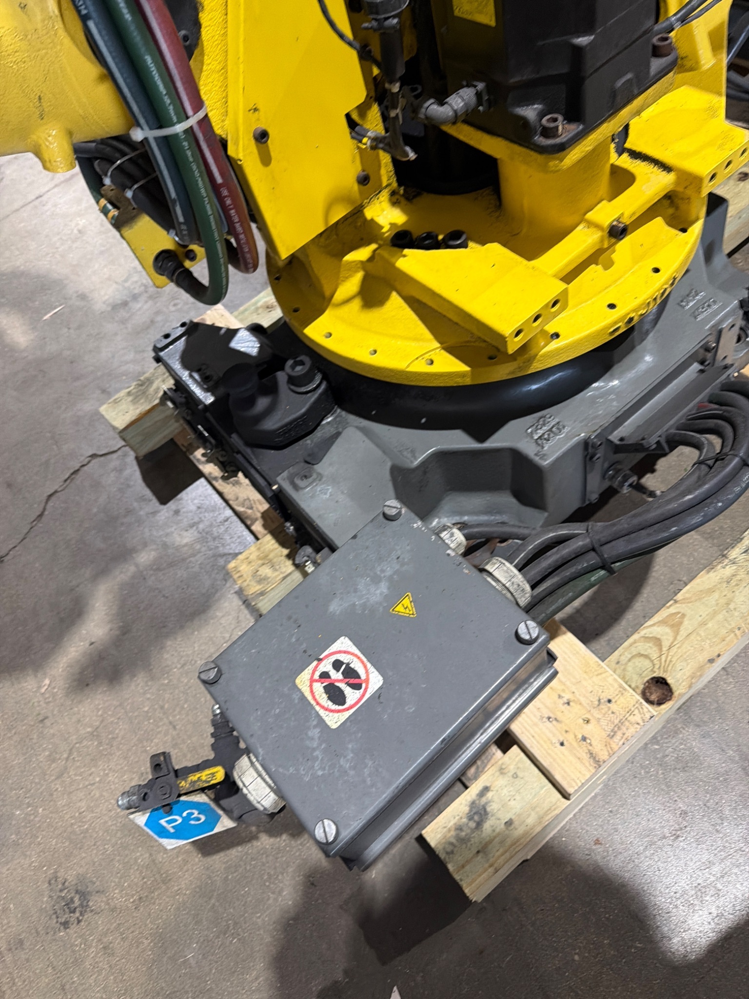 FANUC R‑2000iB/210F Complete w/ R‑30iB Controller USED 5