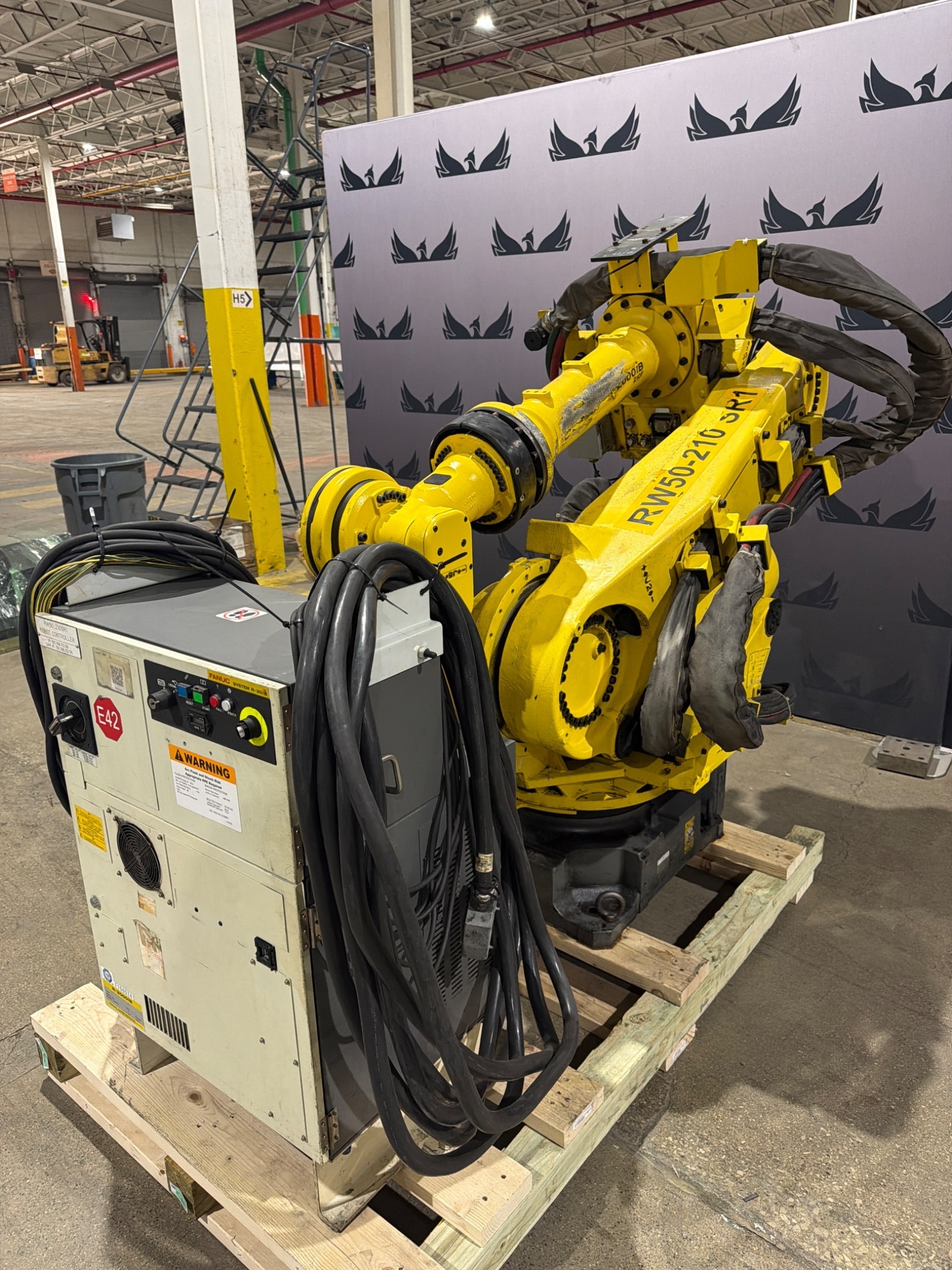 FANUC R‑2000iB/210F Complete w/ R‑30iB Controller USED 11