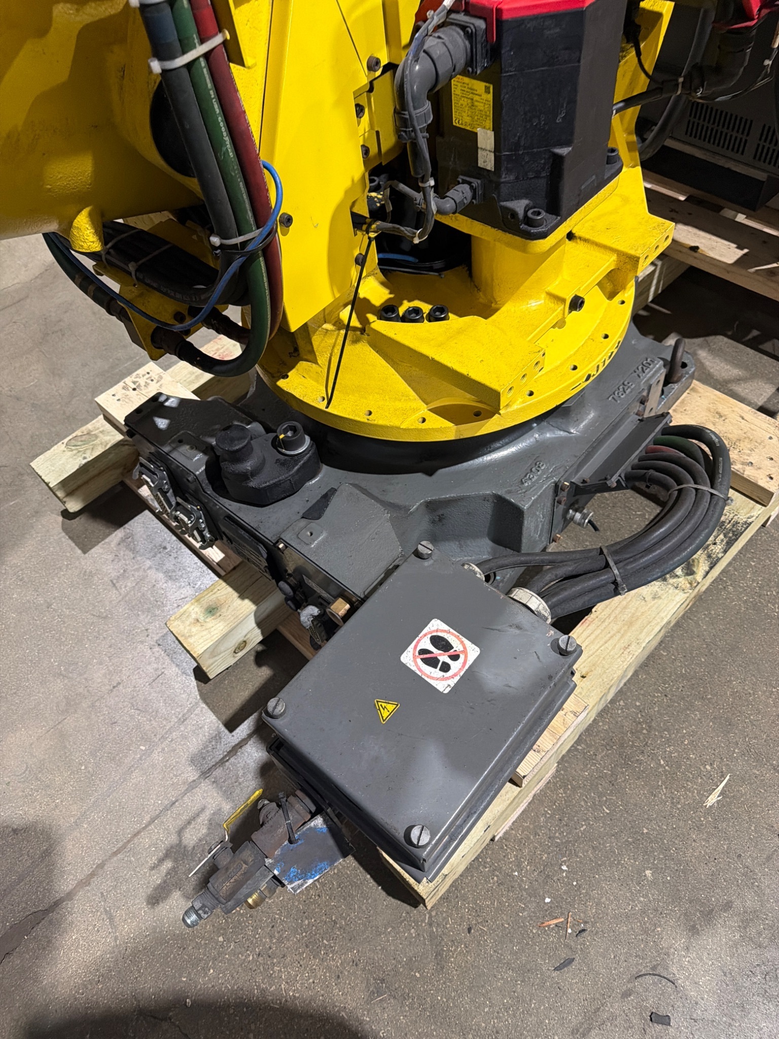 FANUC R‑2000iB/210F Complete w/ R‑30iB Controller USED 5