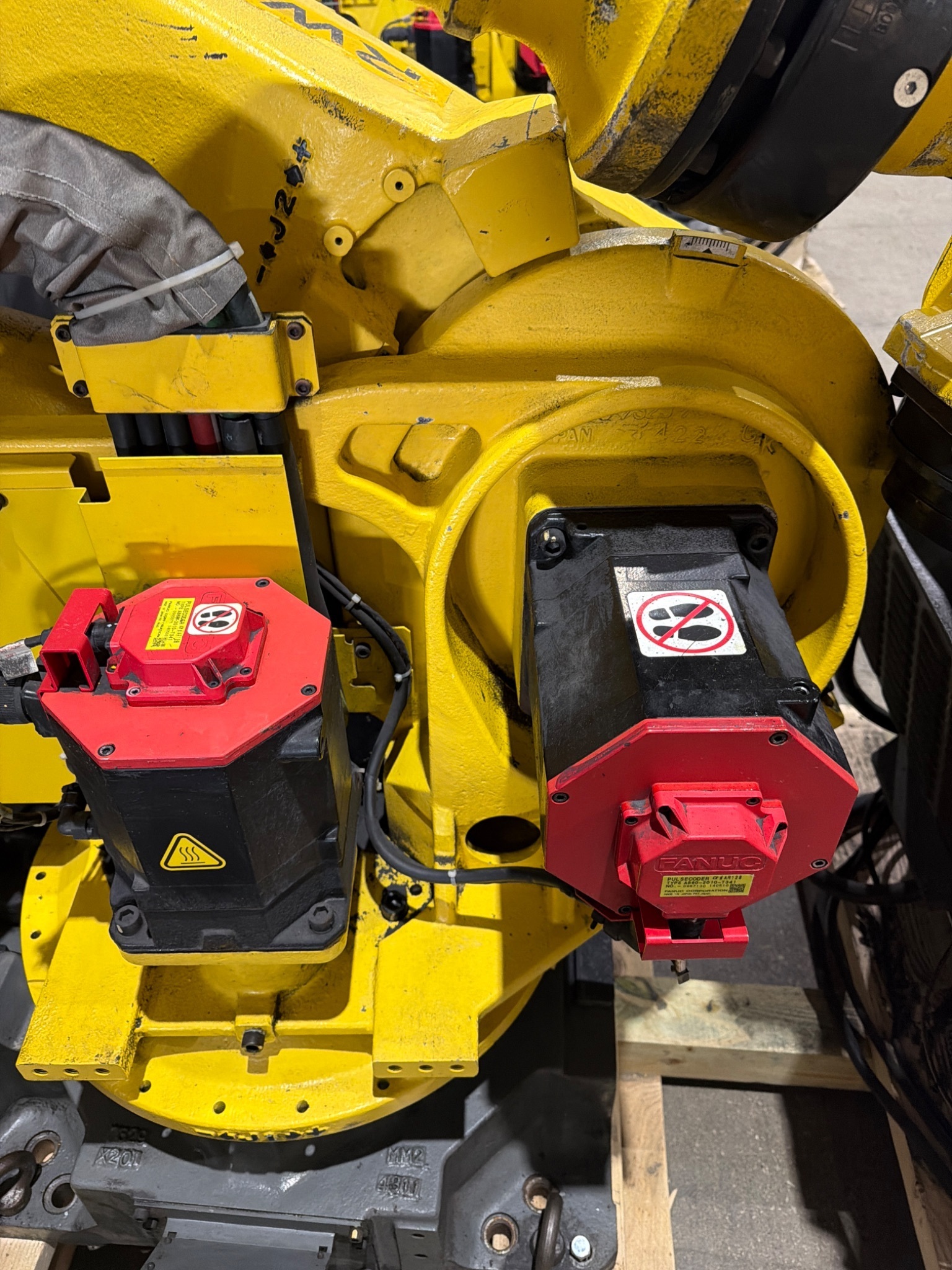 FANUC R‑2000iB/210F Complete w/ R‑30iB Controller USED 3