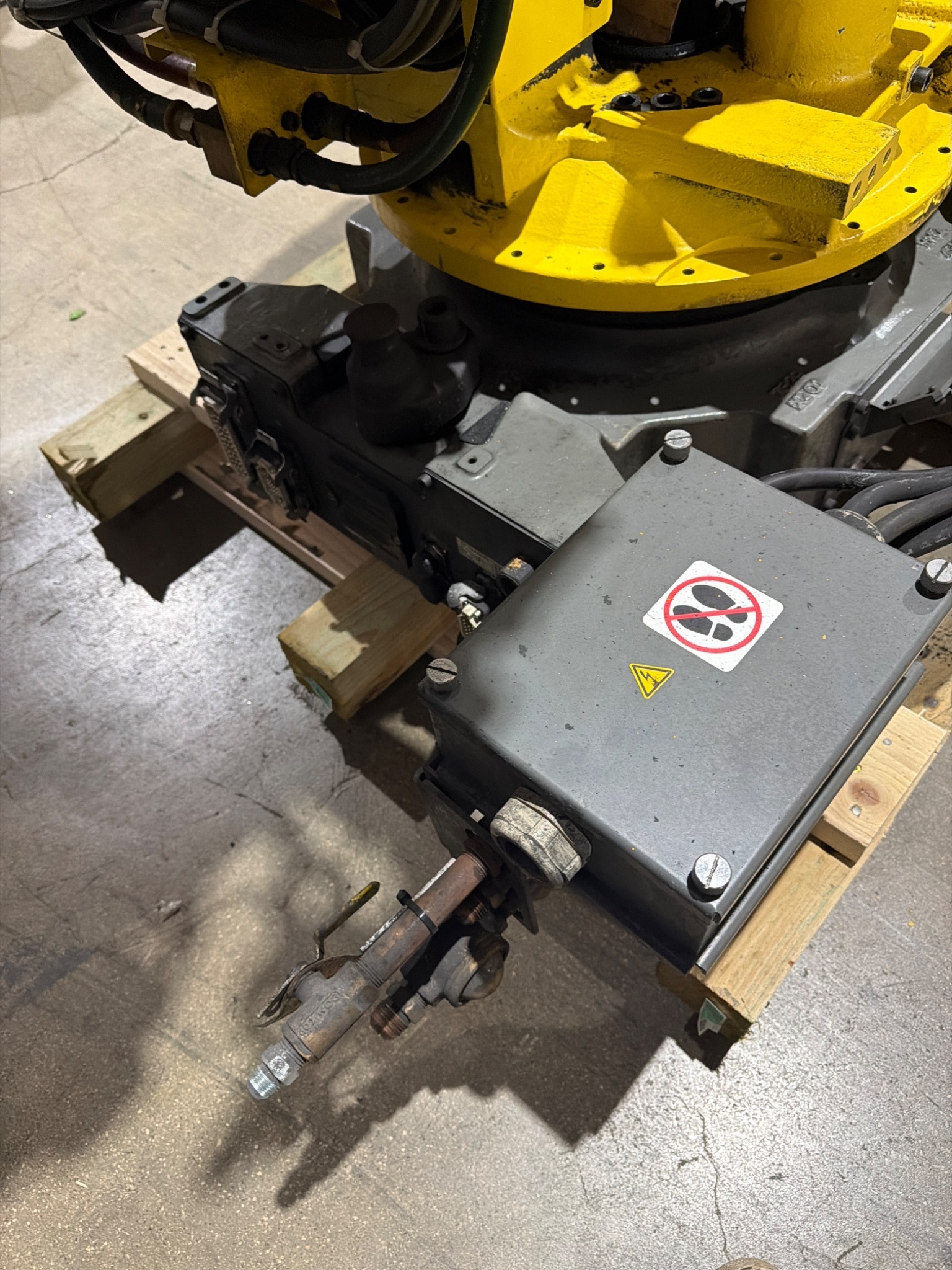 FANUC R‑2000iB/210F Complete w/ R‑30iB Controller USED 5