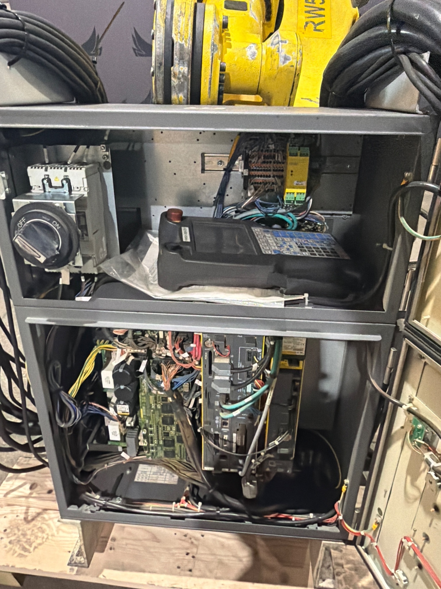 FANUC R‑2000iB/210F Complete w/ R‑30iB Controller USED 8