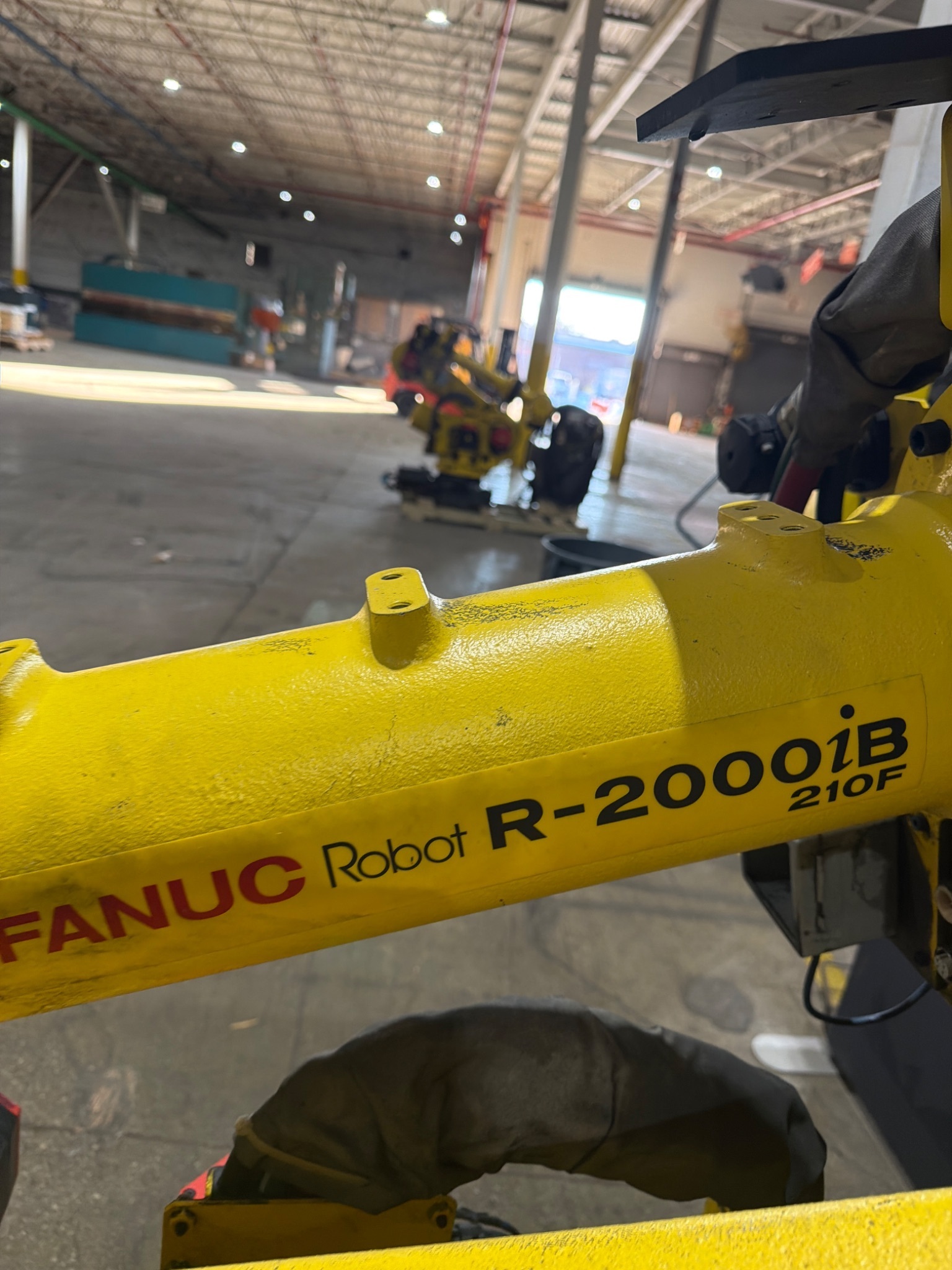 FANUC R‑2000iB/210F Complete w/ R‑30iB Controller USED 11