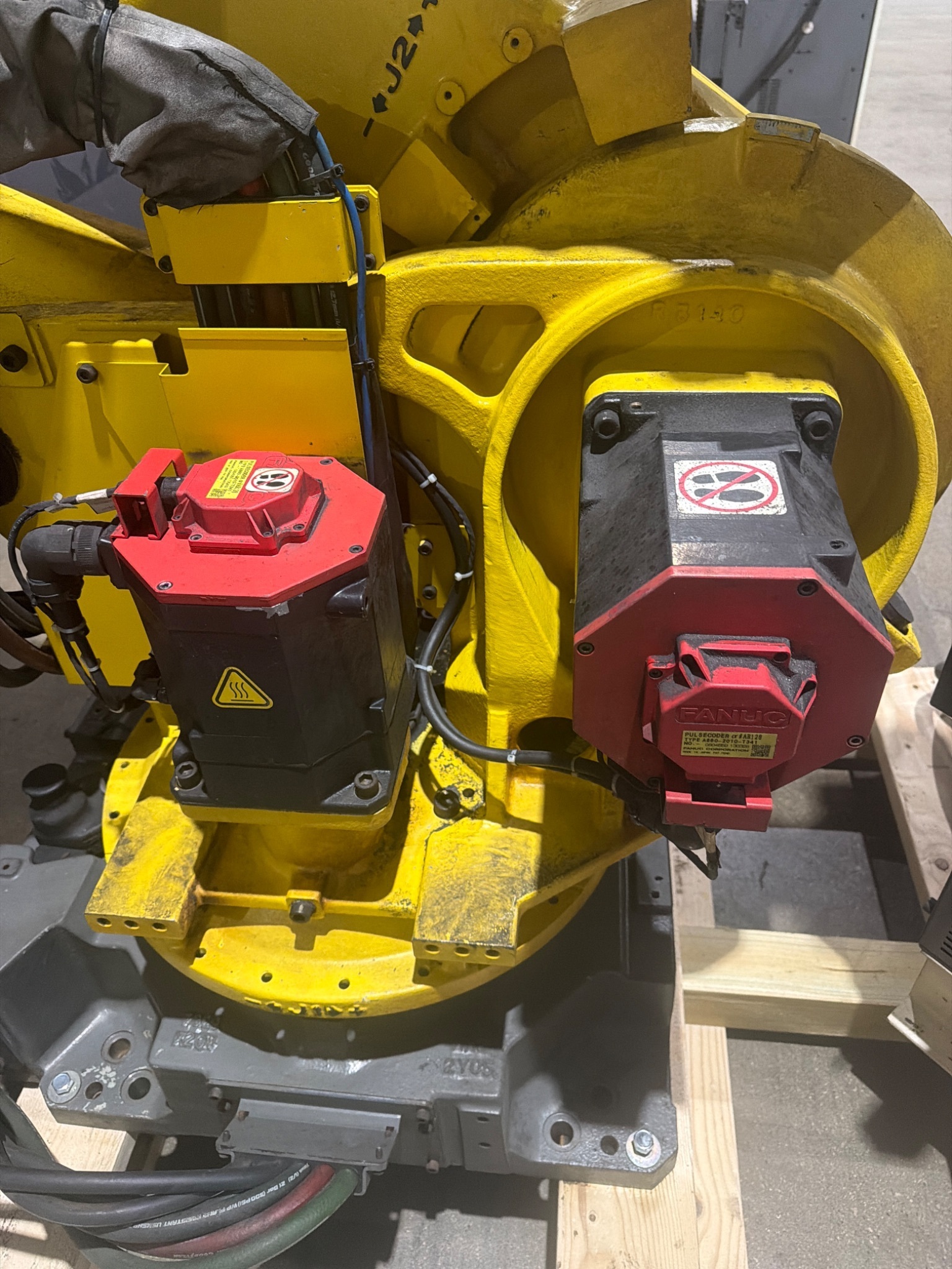 FANUC R‑2000iB/210F Complete w/ R‑30iB Controller USED 8