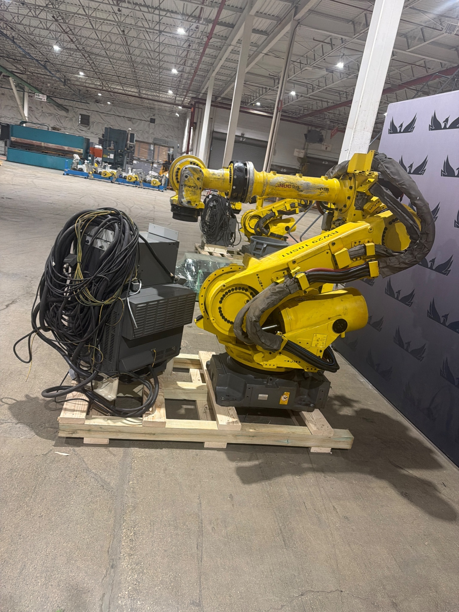 FANUC R‑2000iB/210F Complete w/ R‑30iB Controller USED 10