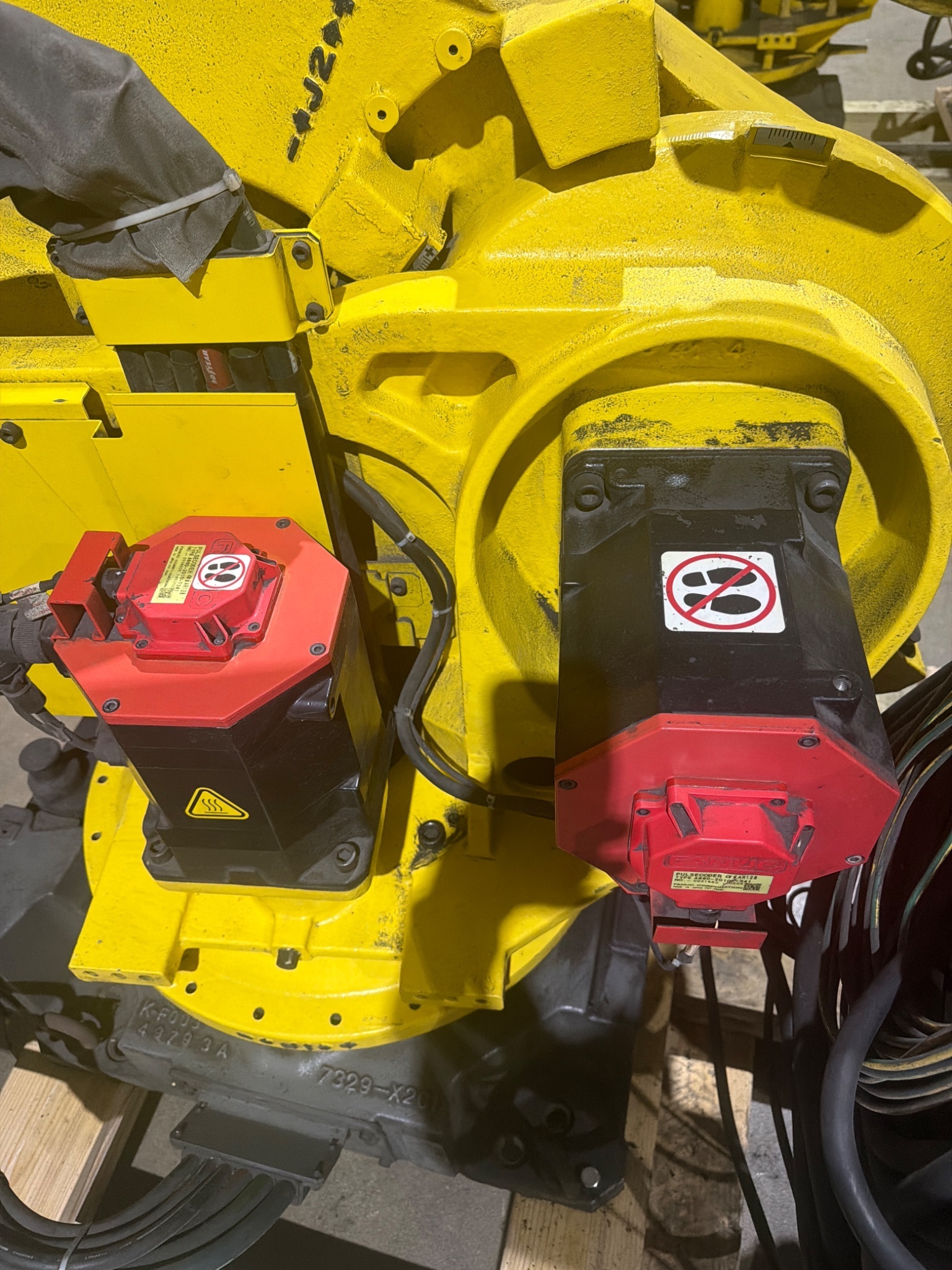FANUC R‑2000iB/210F Complete w/ R‑30iB Controller USED 6