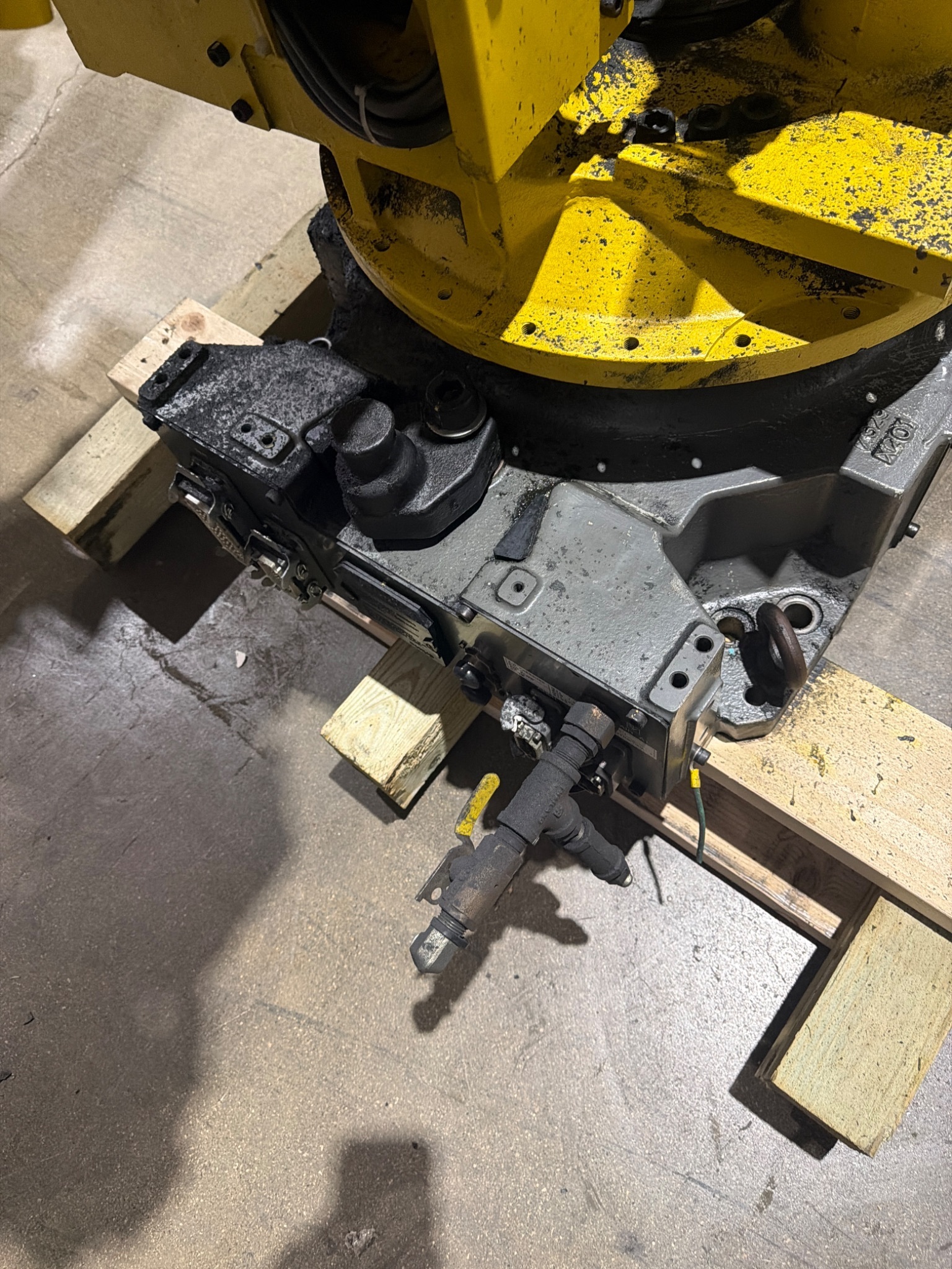 FANUC R‑2000iB/210F Complete w/ R‑30iB Controller USED 6