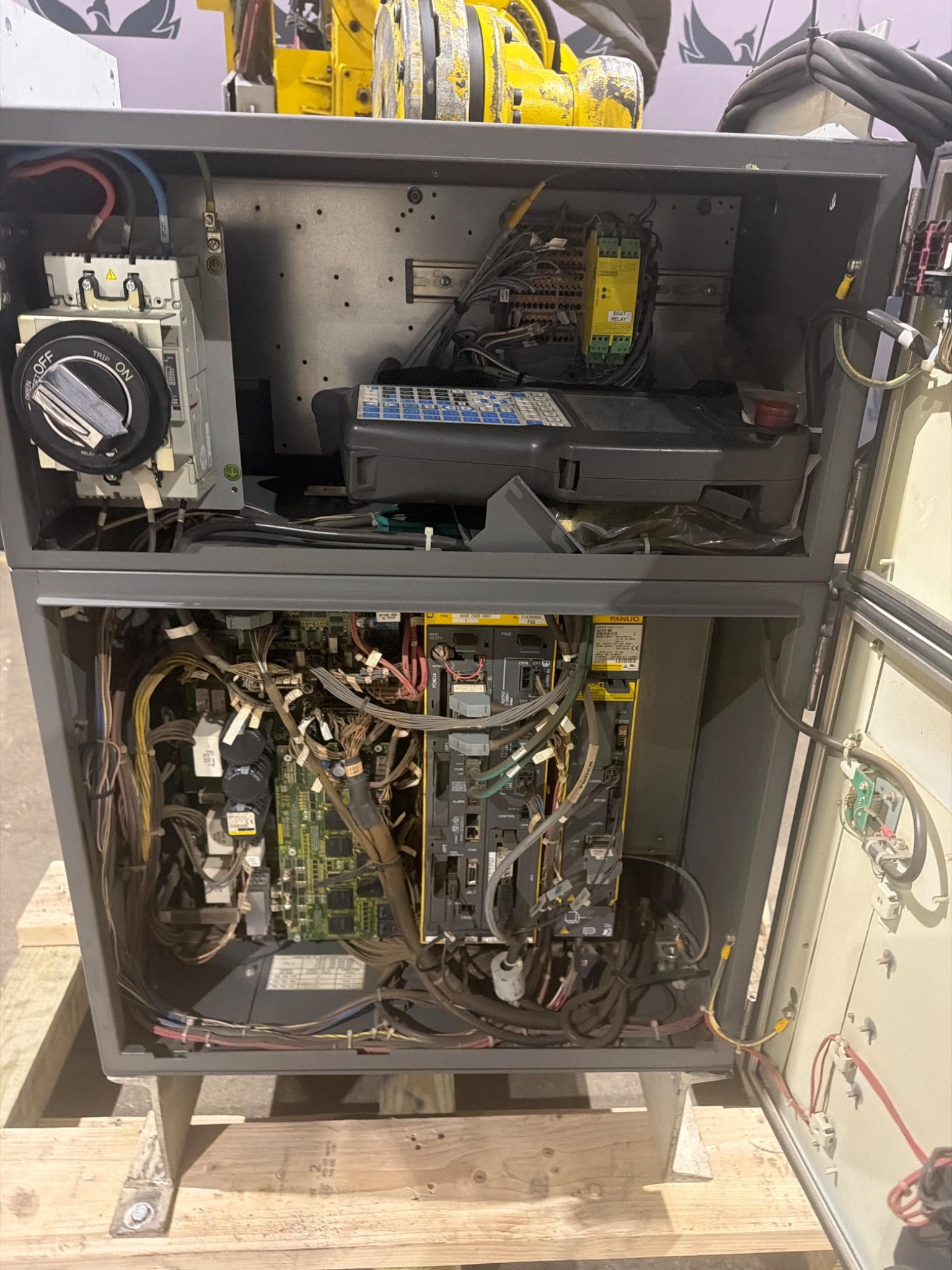 FANUC R‑2000iB/210F Complete w/ R‑30iB Controller USED 10