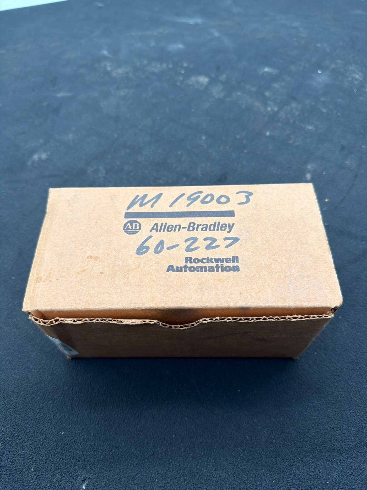 ALLEN BRADLEY 855T-BPM10C Pole Mount Base and Cap NEW 2