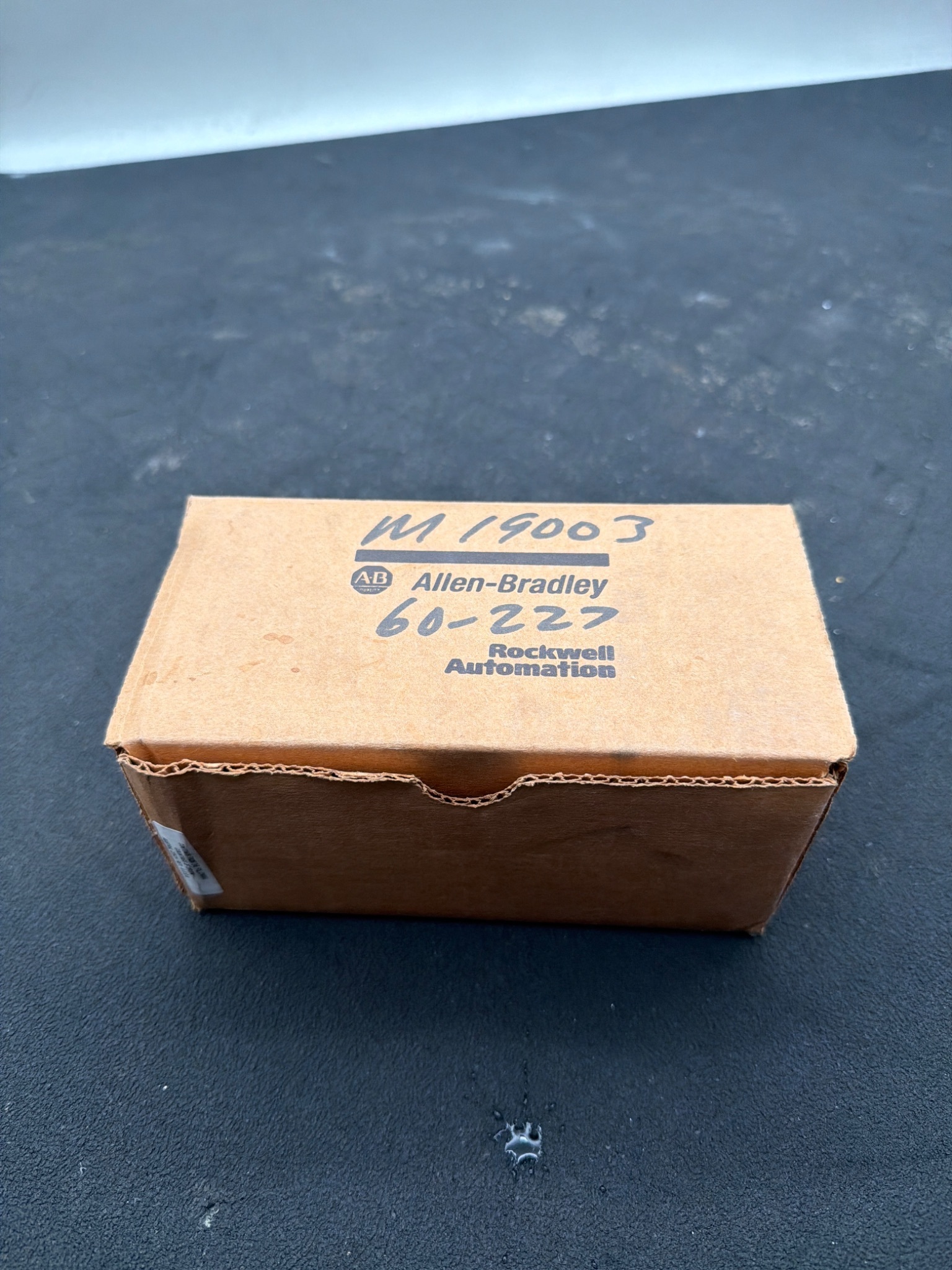 ALLEN BRADLEY 855T-BPM10C Pole Mount Base and Cap NEW 3