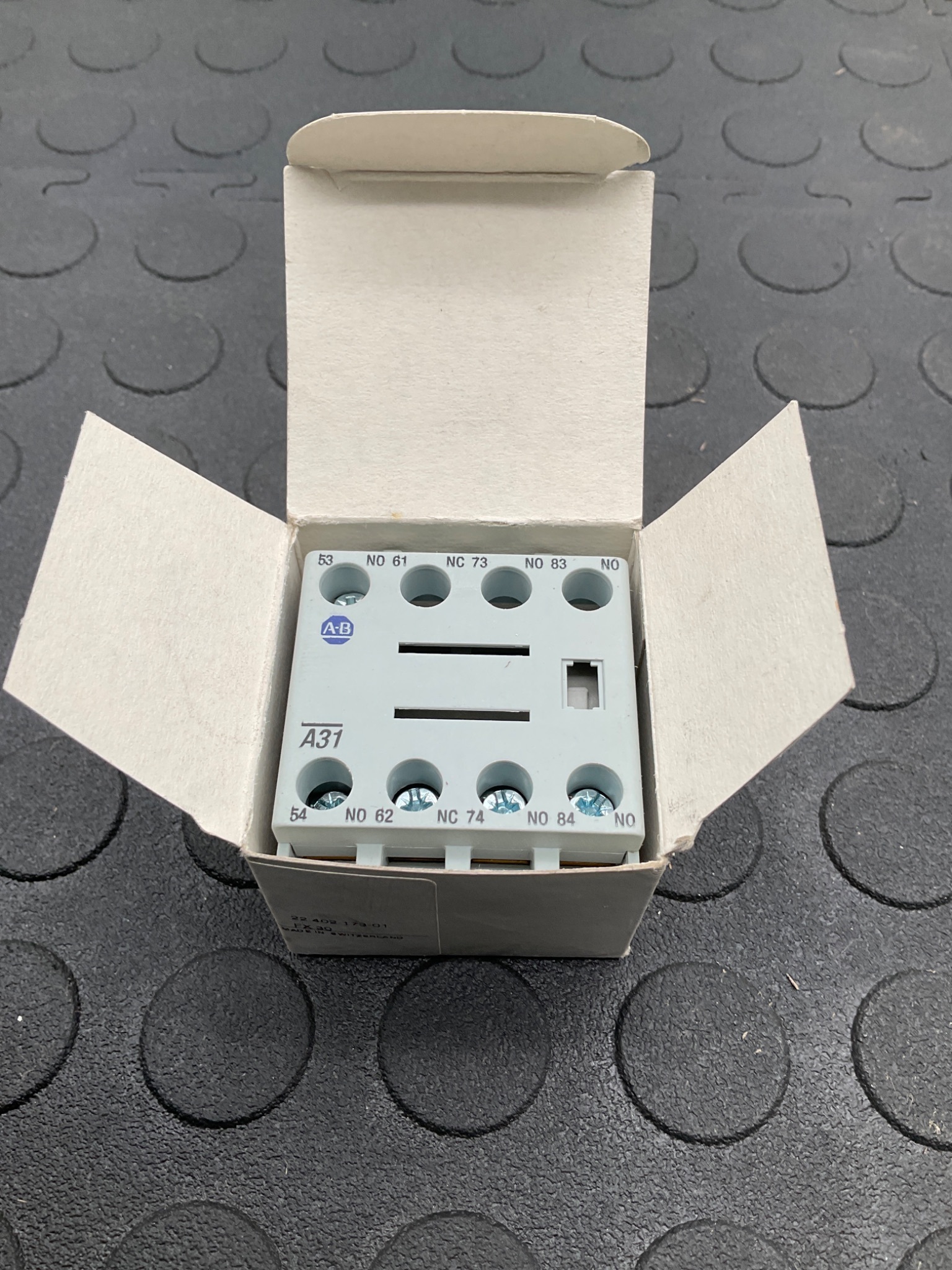 ALLEN BRADLEY 100‑FA31 Auxiliary Contacts Front Mount NEW 4
