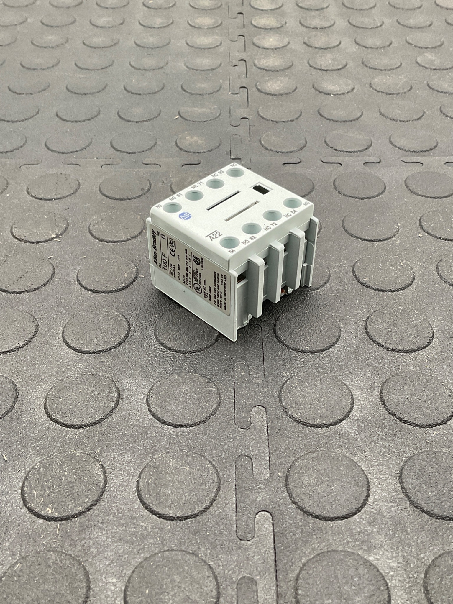 ALLEN BRADLEY 100‑FA22 Auxiliary Contacts Front Mount NEW 4