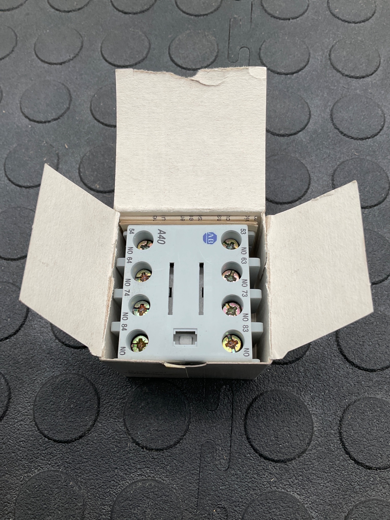 ALLEN BRADLEY 100‑FA40 Auxiliary Contacts Front Mount NEW 1
