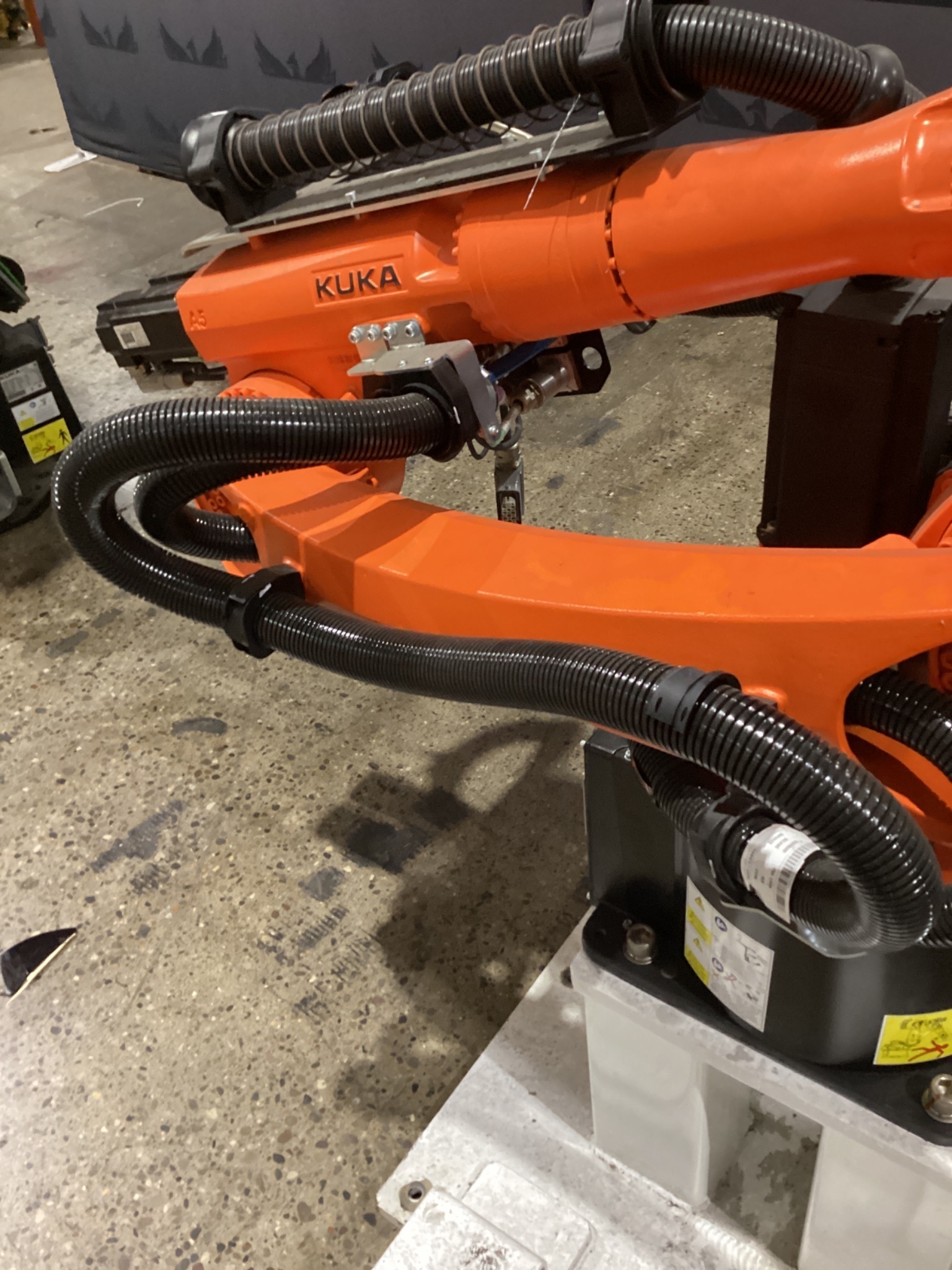 KUKA KR 20 R1810‑2/SEL CYBERTECH‑2 Robot w/ KR C4 Controller USED 3
