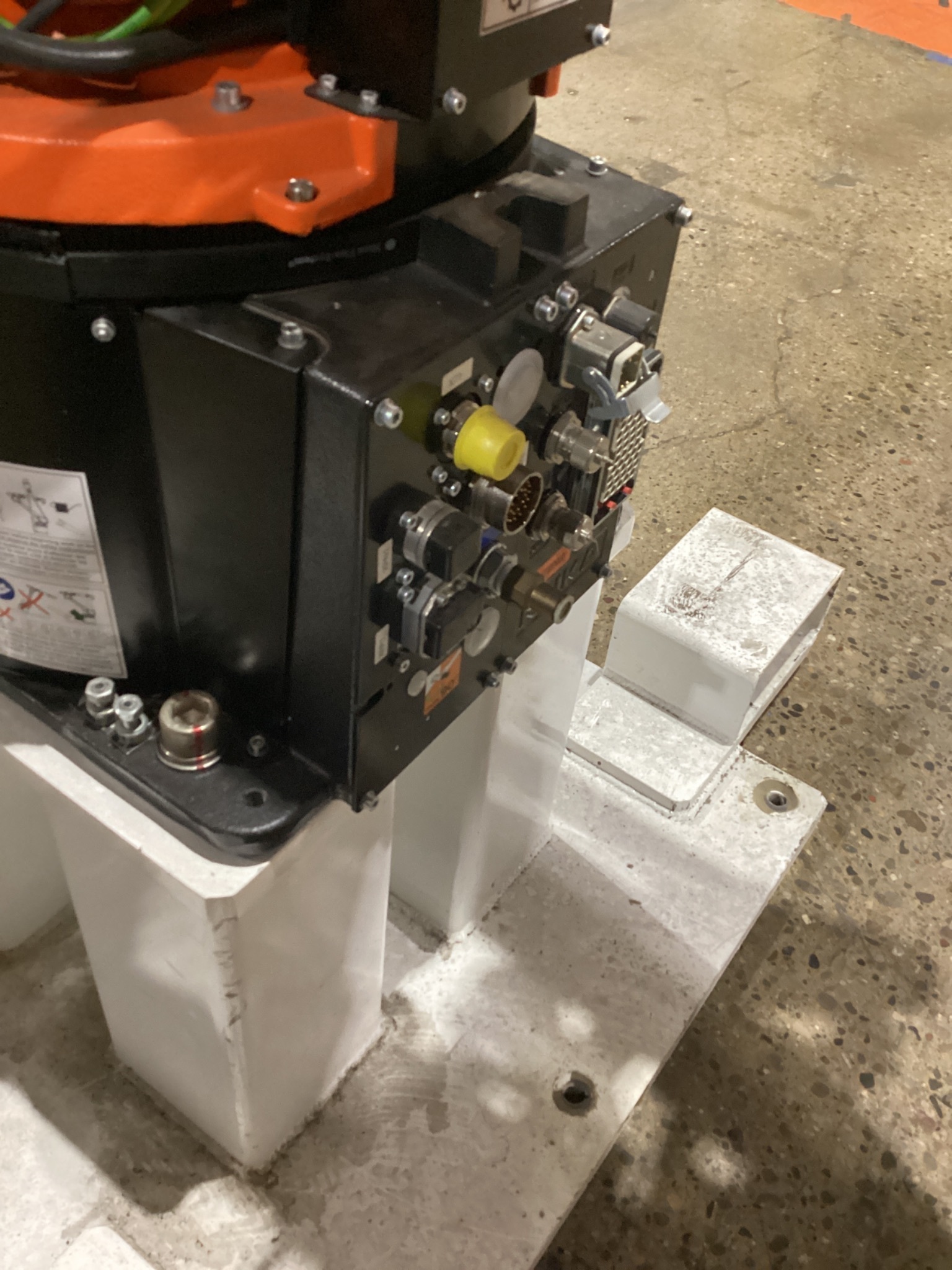 KUKA KR 20 R1810‑2/SEL CYBERTECH‑2 Robot w/ KR C4 Controller USED 5