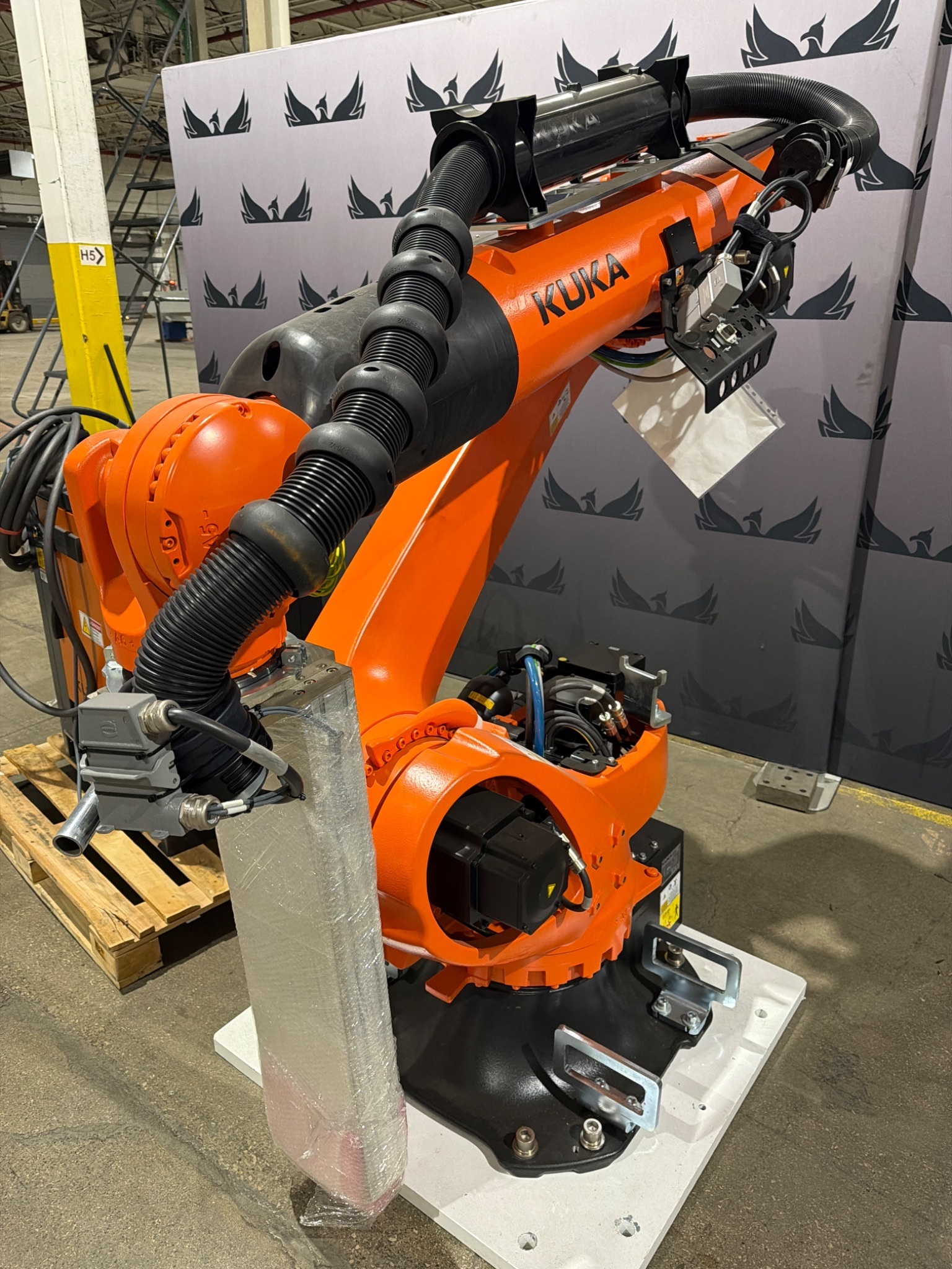 KUKA KR 210 R3100‑2/FLR QUANTEC‑2 Robot w/ KR C4 NA Controller NEW 1