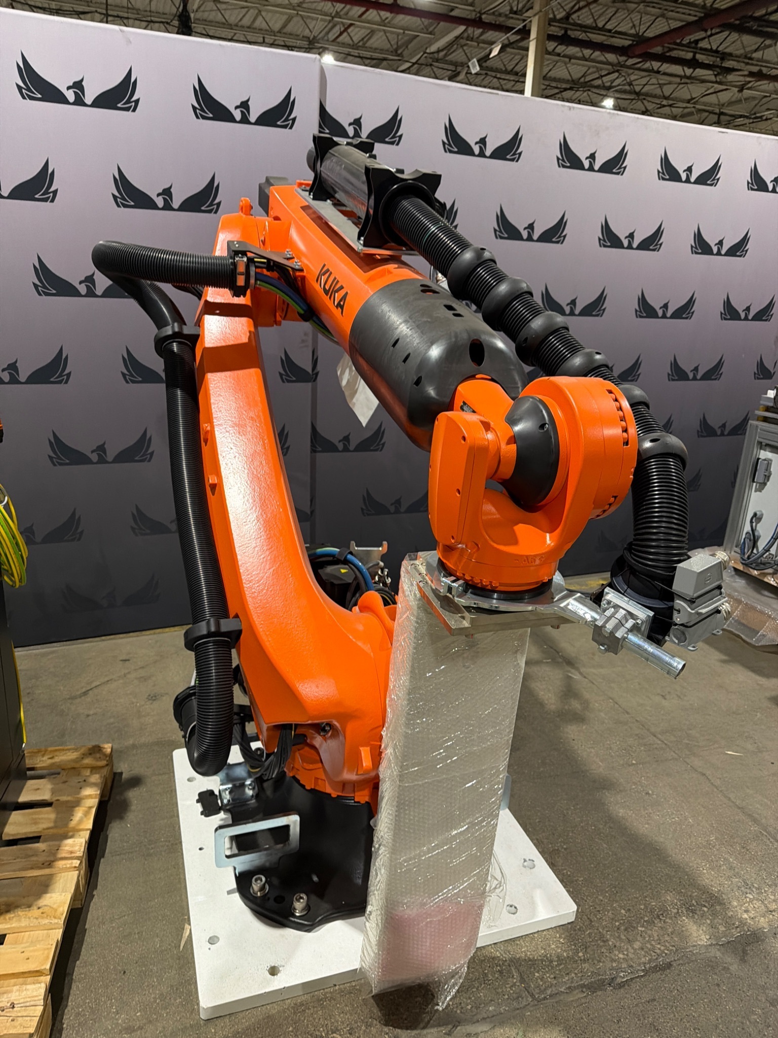 KUKA KR 210 R3100‑2/FLR QUANTEC‑2 Robot w/ KR C4 NA Controller NEW 2