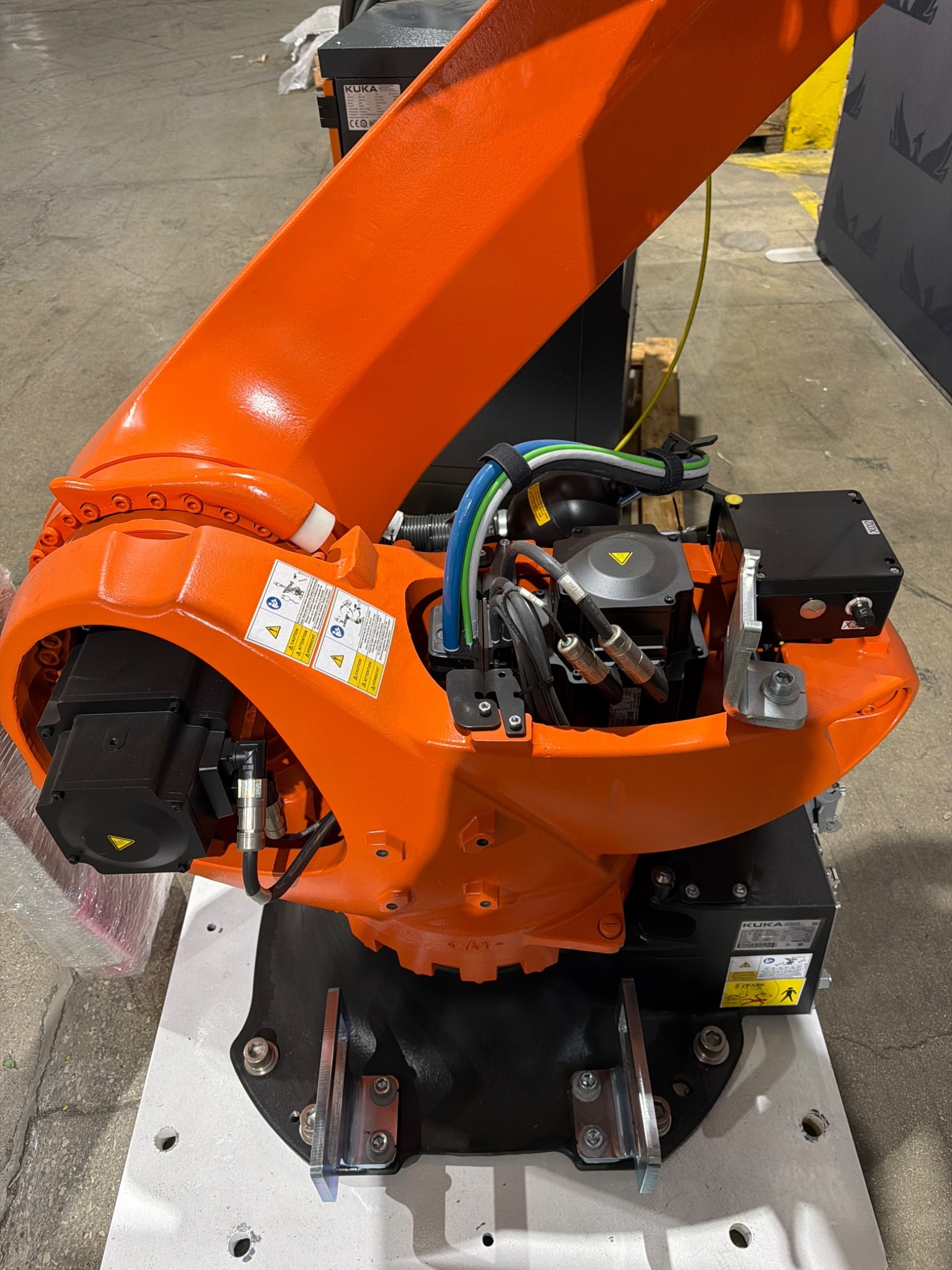 KUKA KR 210 R3100‑2/FLR QUANTEC‑2 Robot w/ KR C4 NA Controller NEW 3