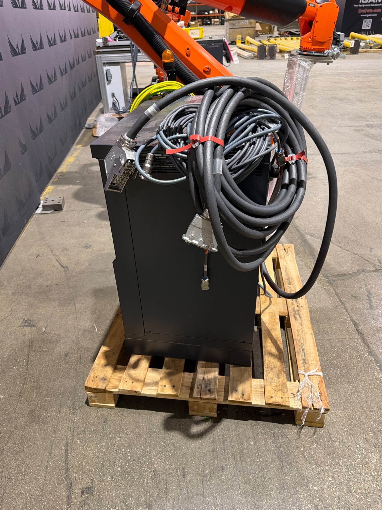 KUKA KR 210 R3100‑2/FLR QUANTEC‑2 Robot w/ KR C4 NA Controller NEW 8