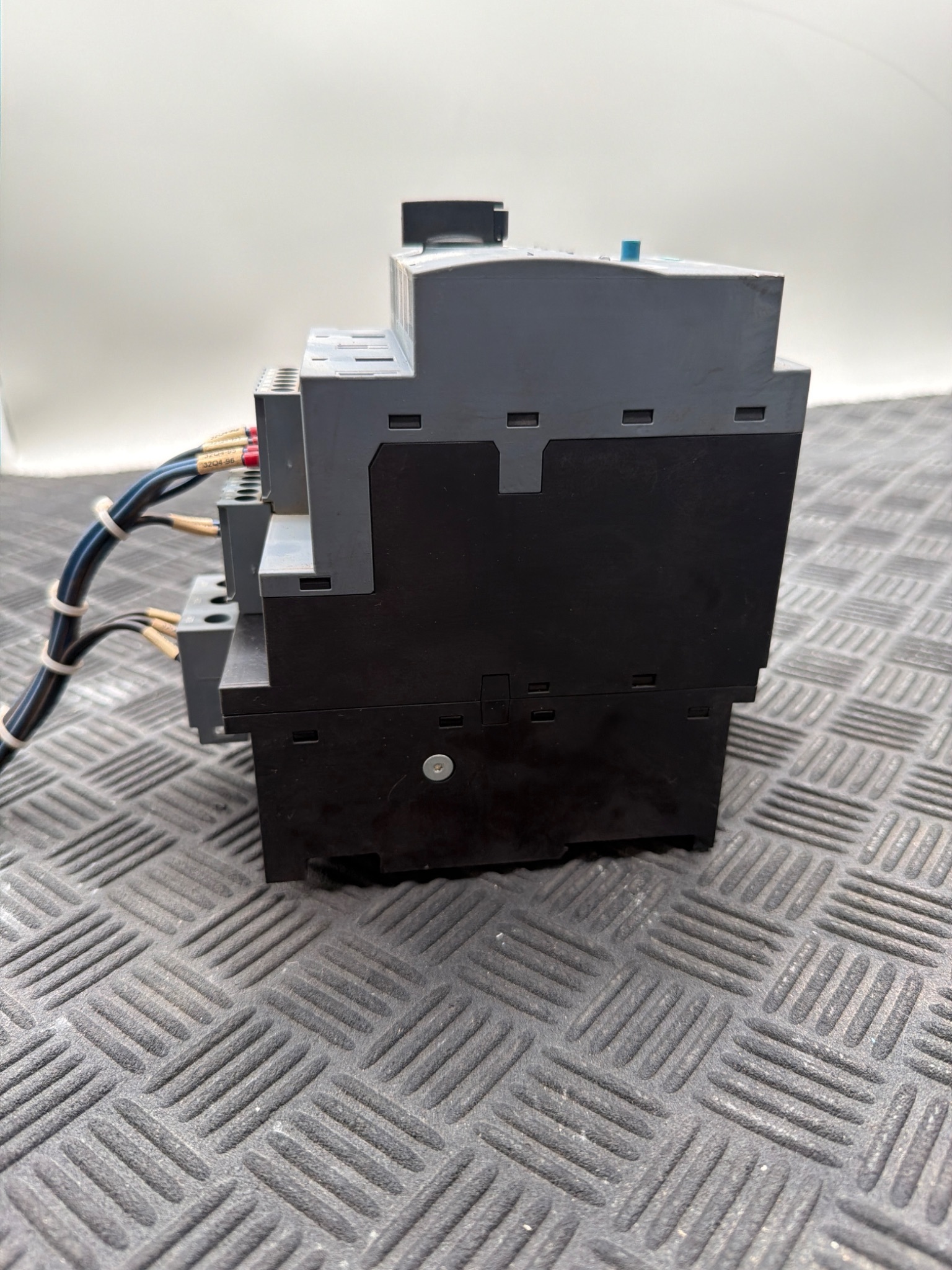 SIEMENS 3RA6250-1BB32 24V, 3-Pole Reversing Starter USED 2
