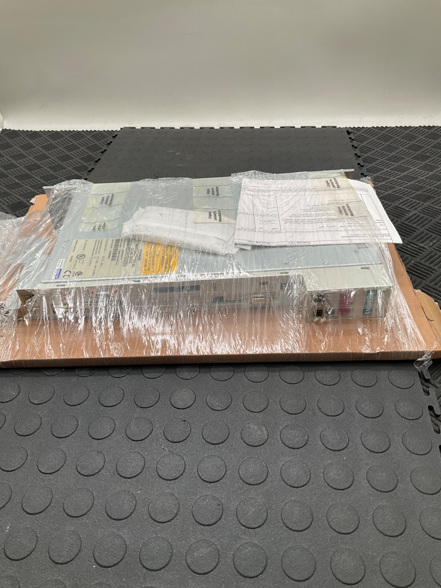 SIEMENS 6SE7012‑0TP50‑Z Masterdrives MC DC/AC Drive 650V 3Ph 2A NEW 3
