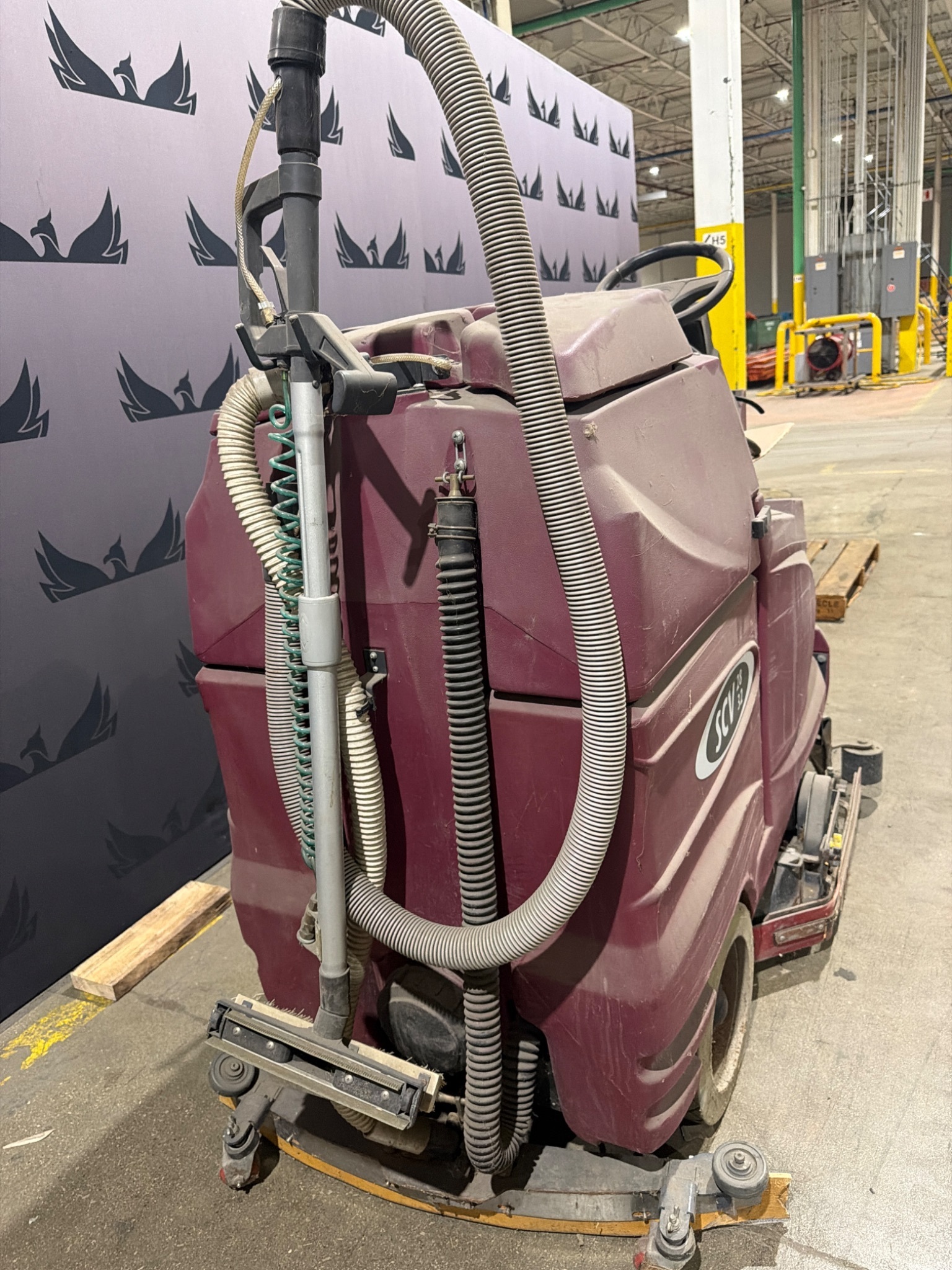 MINUTEMAN SC2832E Riding Floor Cleaner w/ Battery Charger USED 2