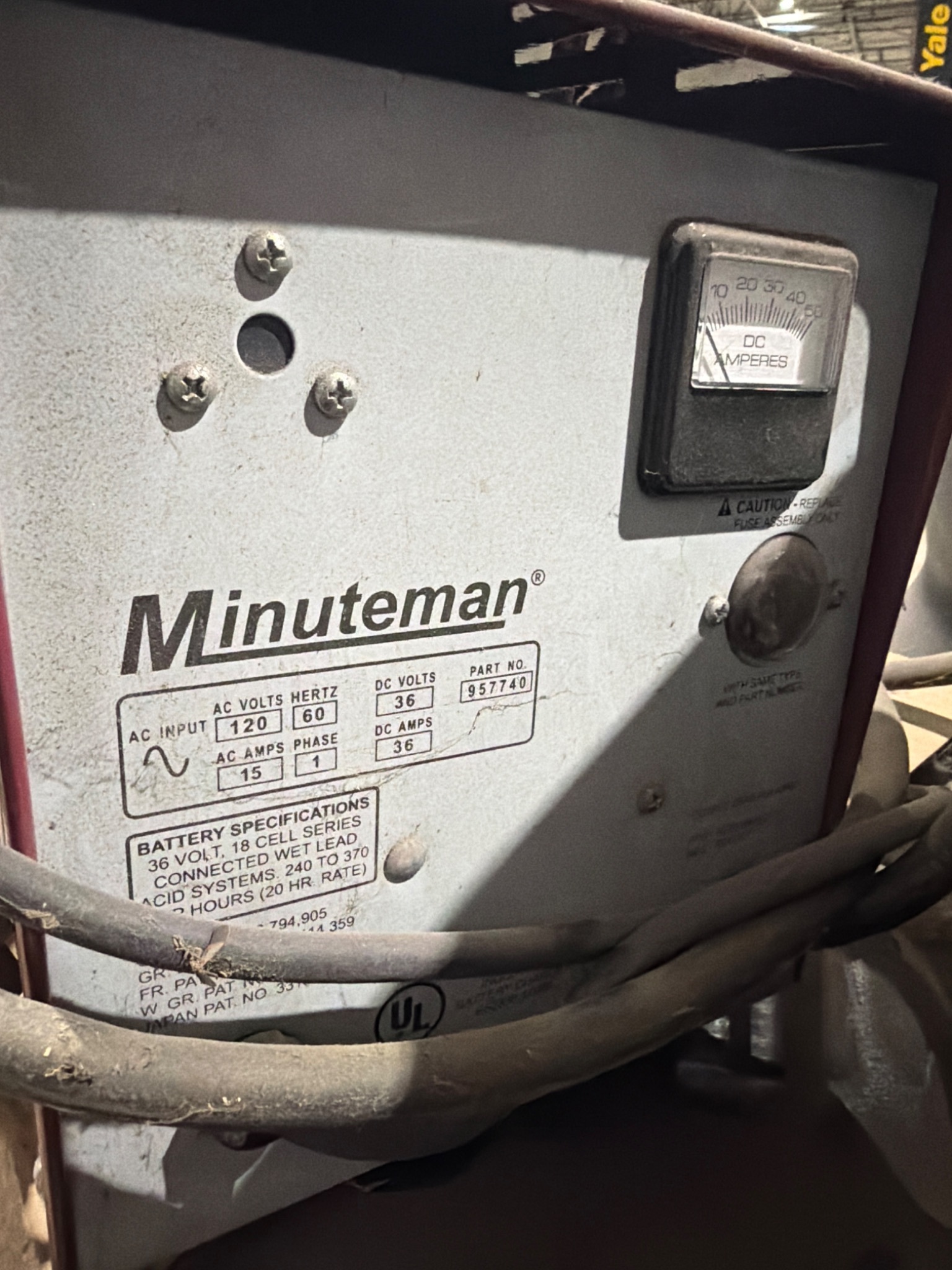 MINUTEMAN SC2832E Riding Floor Cleaner w/ Battery Charger USED 5