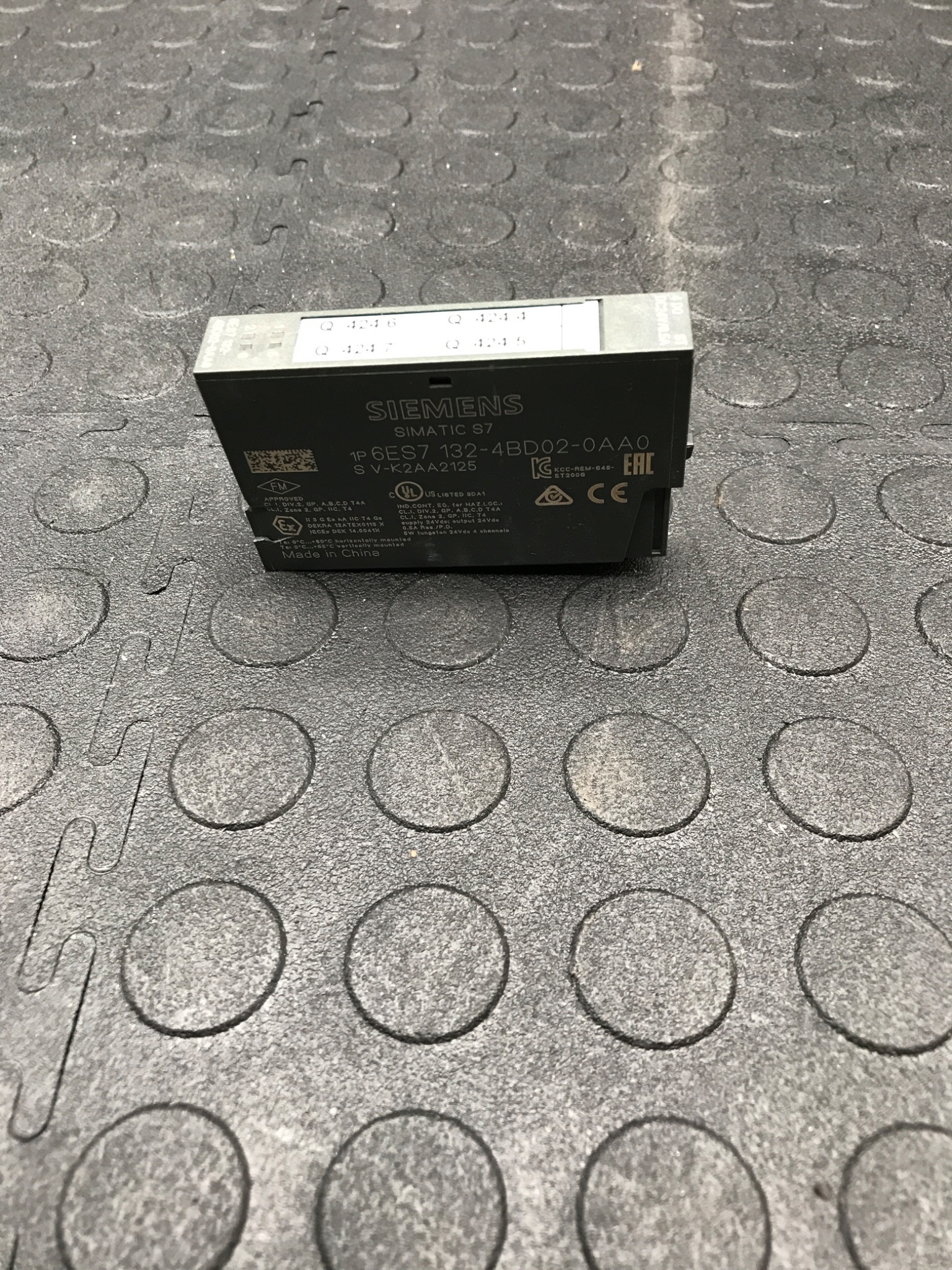 SIEMENS 6ES7132‑4BD02‑0AA0 SIMATIC 4DO 24VDC/0.5A Output Module USED 2