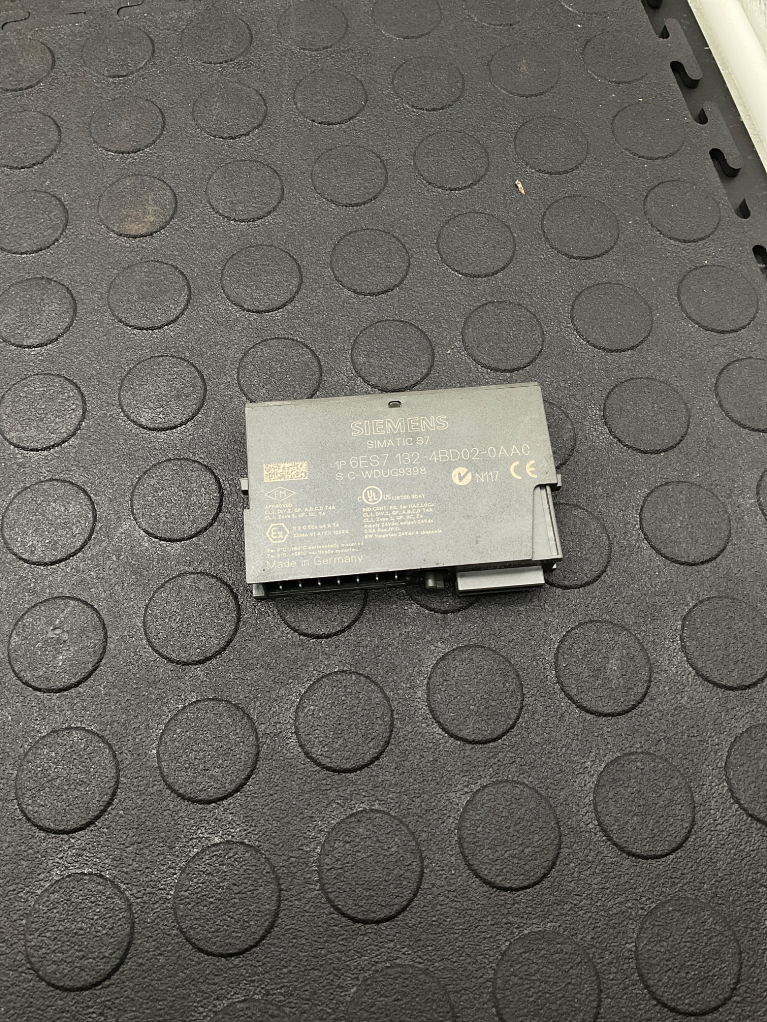 SIEMENS 6ES7132‑4BD02‑0AA0 SIMATIC 4DO 24VDC/0.5A Output Module USED 1