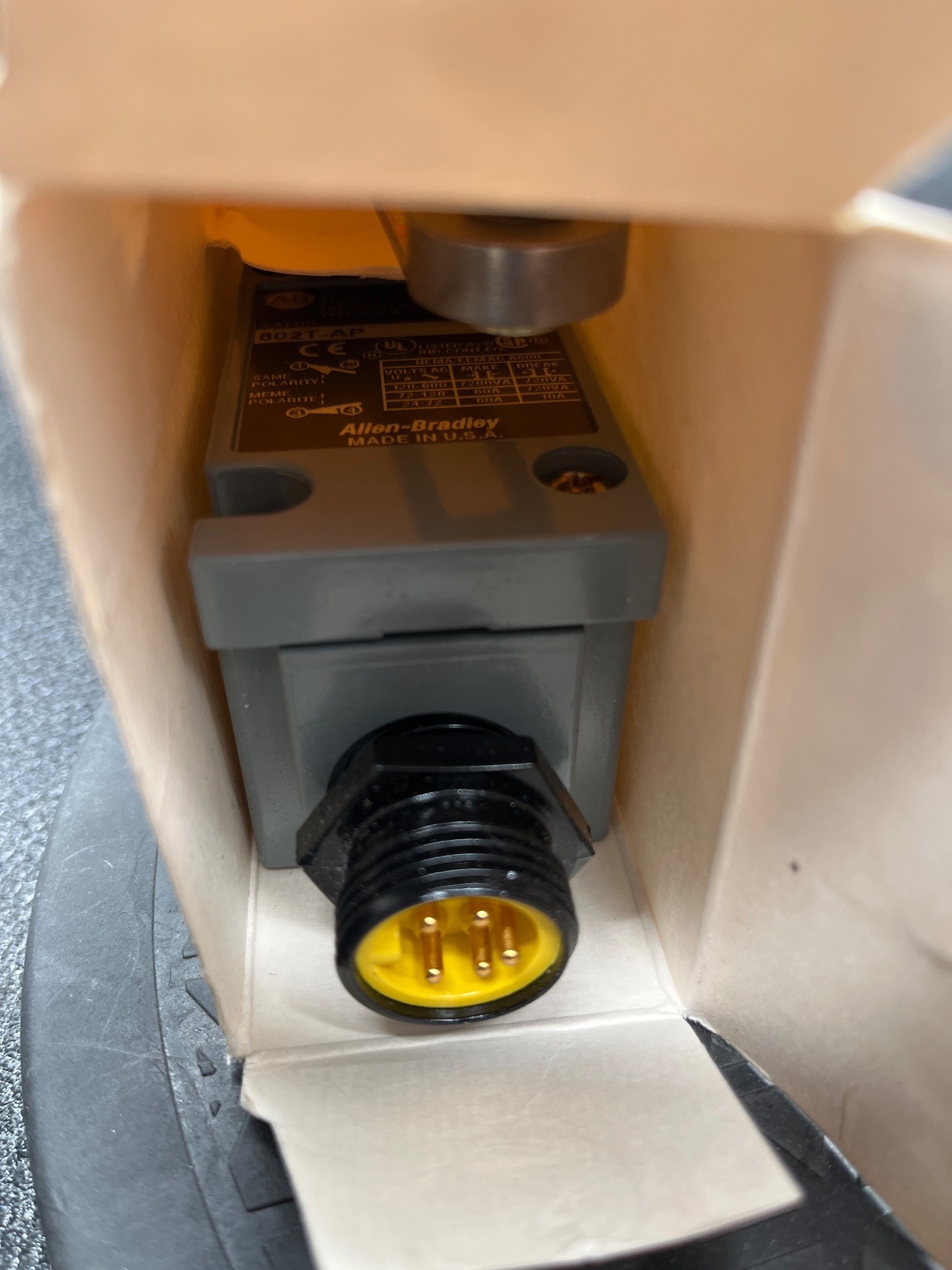 ALLEN BRADLEY 802T-AP Limit Switch NEW 4