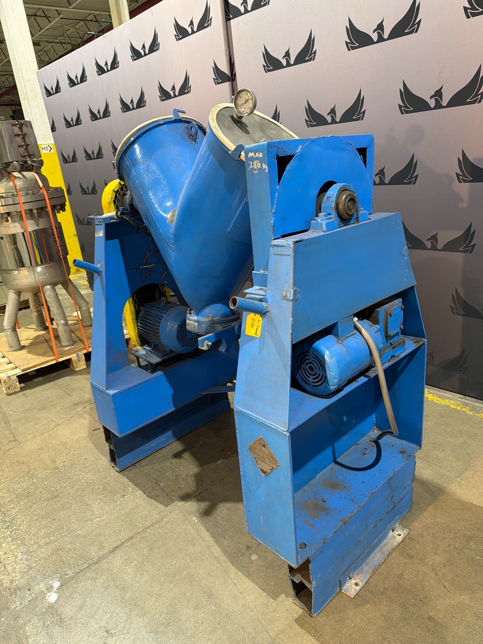 PATTERSON Twin‑Shell 300 cu/ft Vee‑Blender USED 2