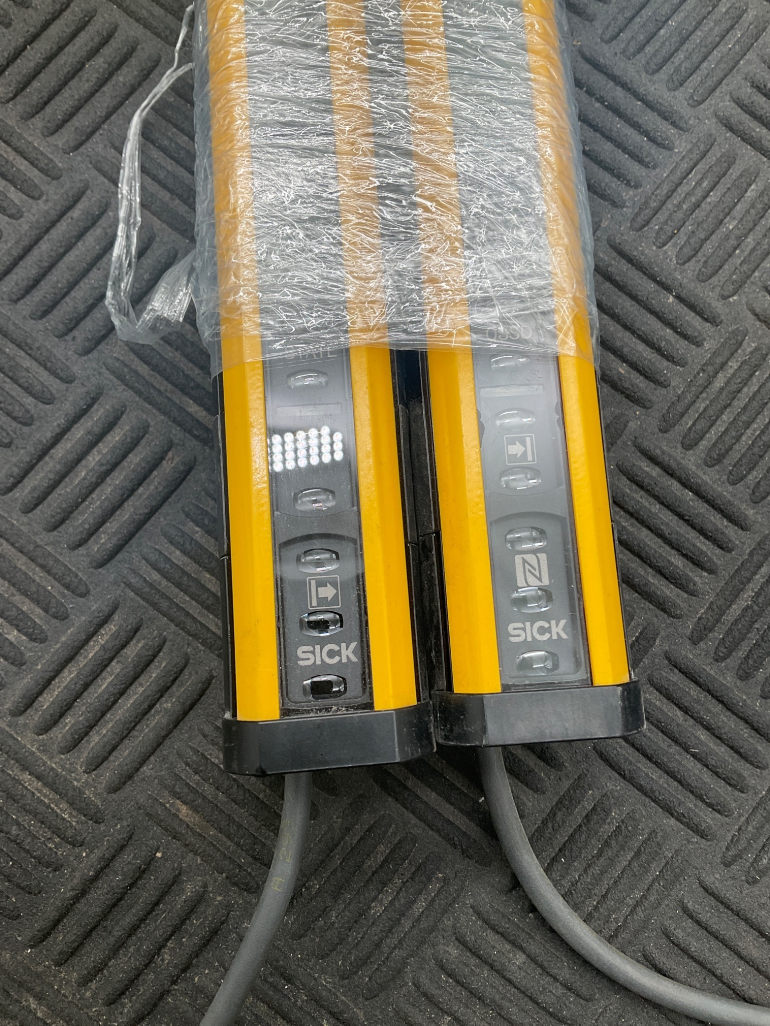 SICK C4P‑03011C00 / C4P‑SA03011C00 deTec4 Light Curtain Set (300mm) USED 1