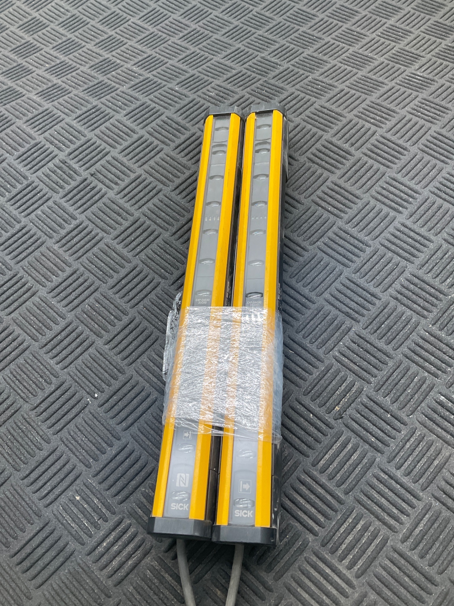 SICK C4P‑SA03031A00 / C4P‑EA03031C00 deTec4 Light Curtain Set (300mm) USED 0
