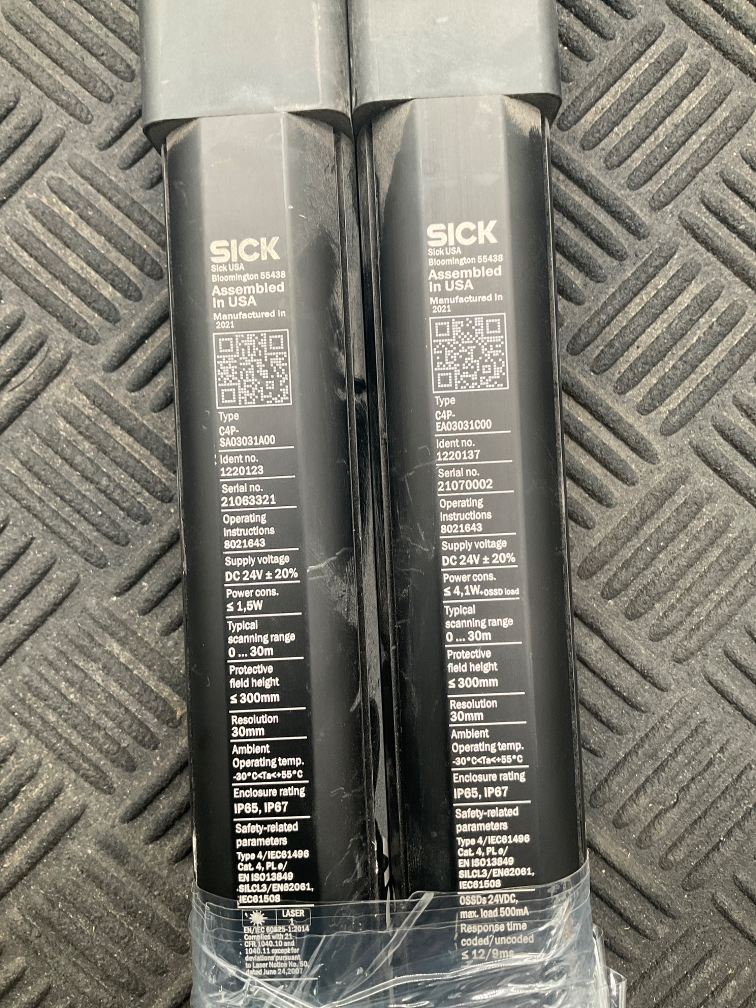 SICK C4P‑SA03031A00 / C4P‑EA03031C00 deTec4 Light Curtain Set (300mm) USED 3