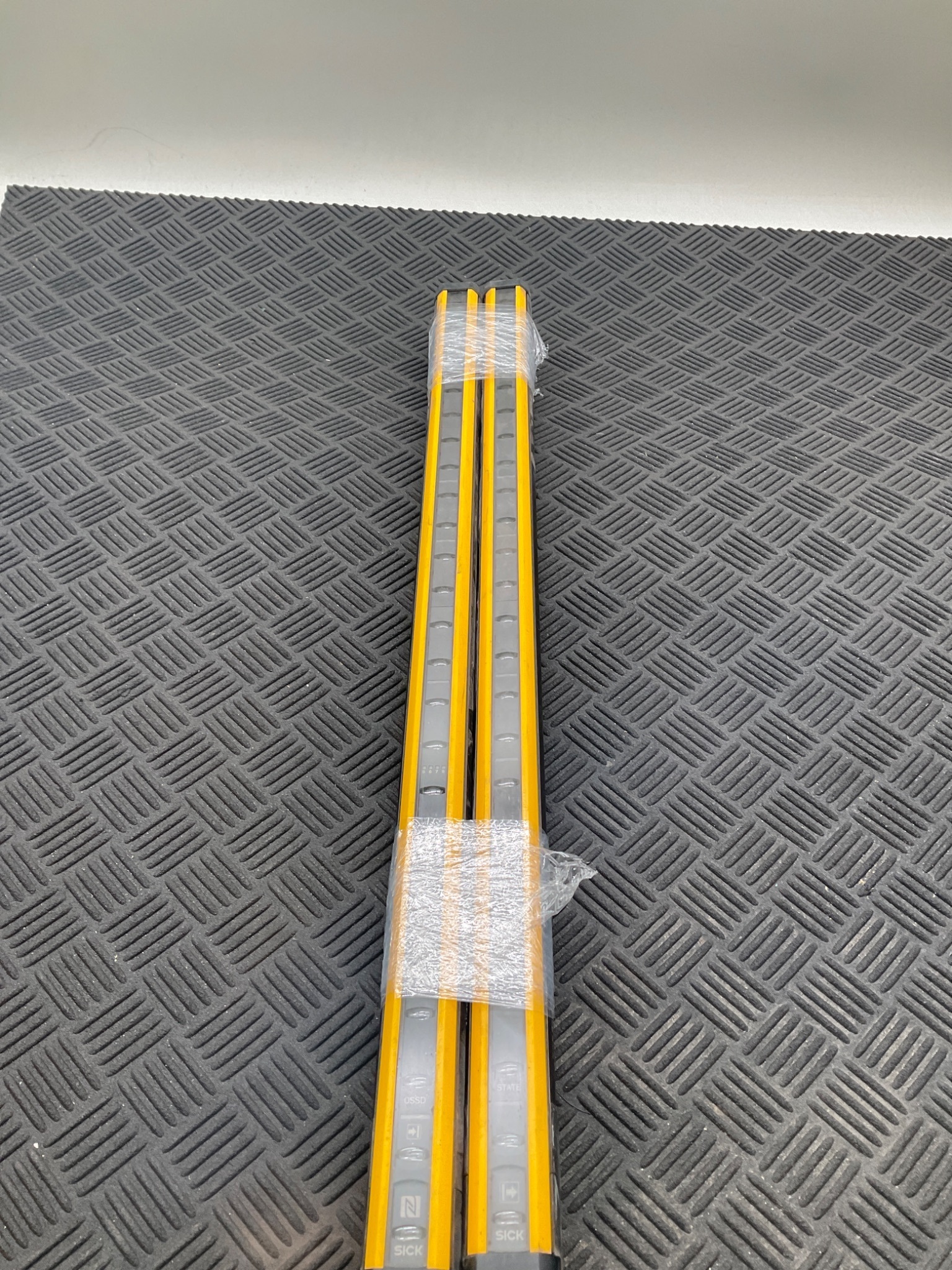 SICK C4P‑SA06031A00 / C4P‑EA06031C00 deTec4 Light Curtain Set (600mm) USED 0