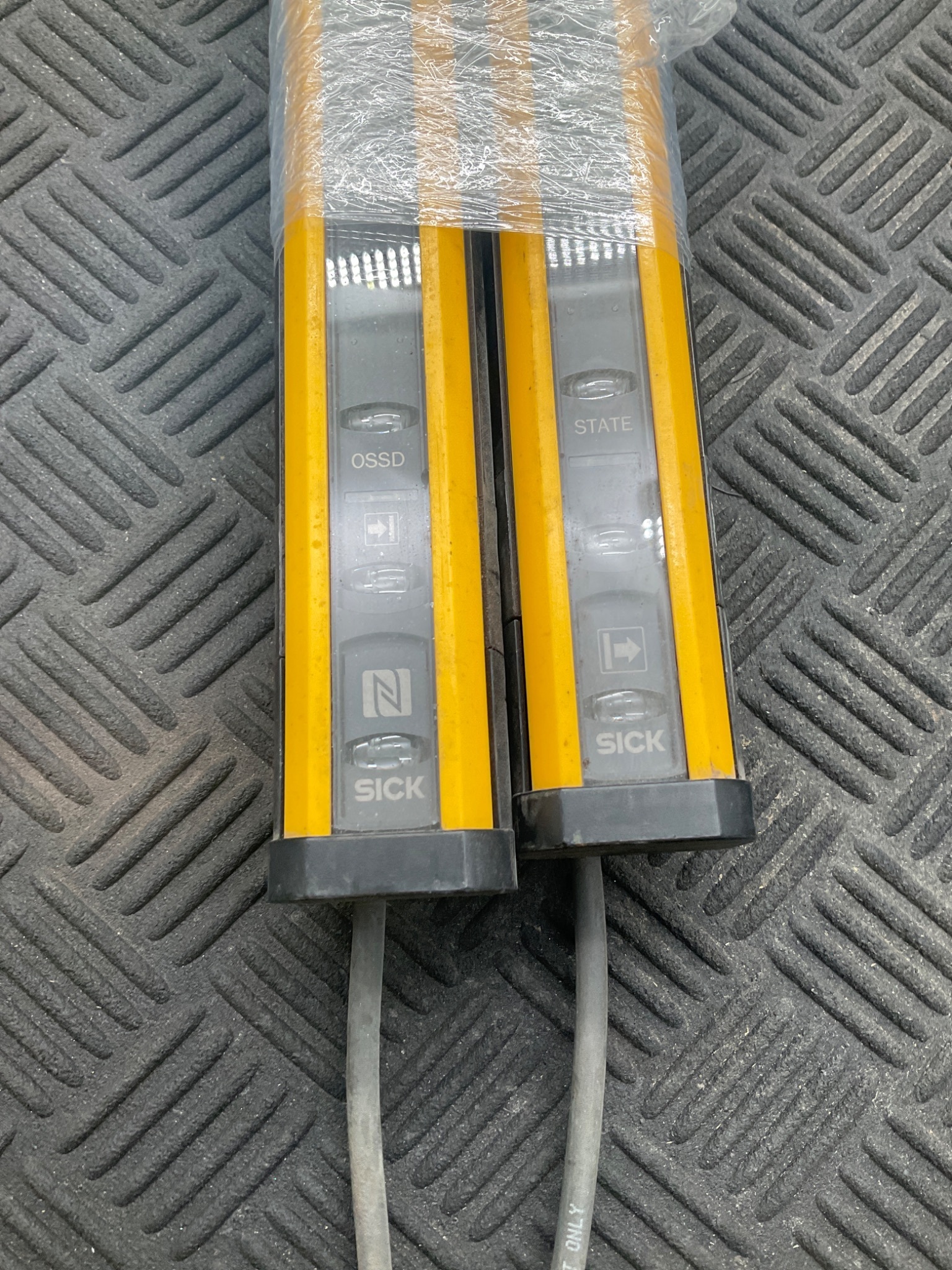 SICK C4P‑SA06031A00 / C4P‑EA06031C00 deTec4 Light Curtain Set (600mm) USED 1