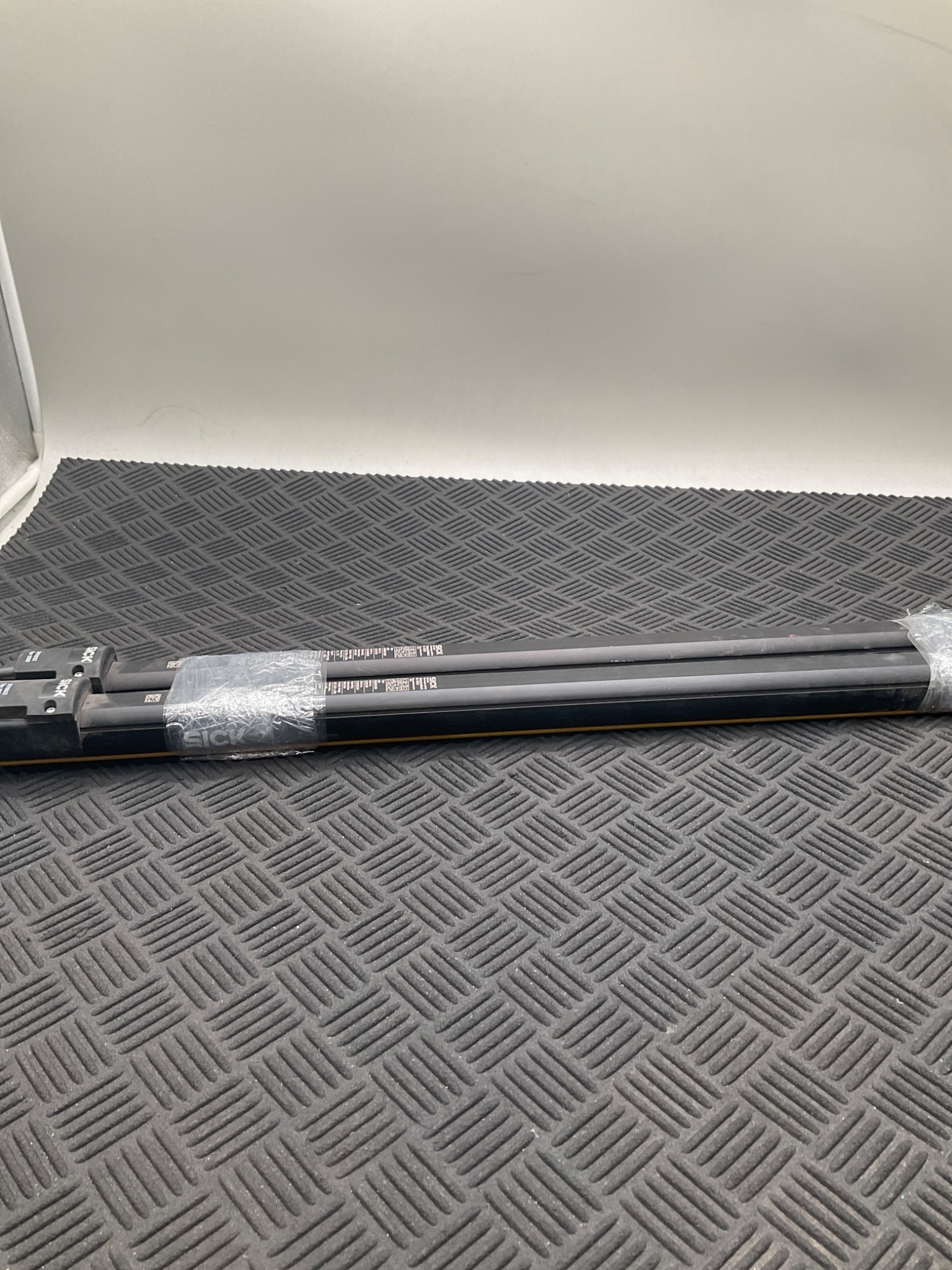 SICK C4P‑SA06031A00 / C4P‑EA06031C00 deTec4 Light Curtain Set (600mm) USED 3