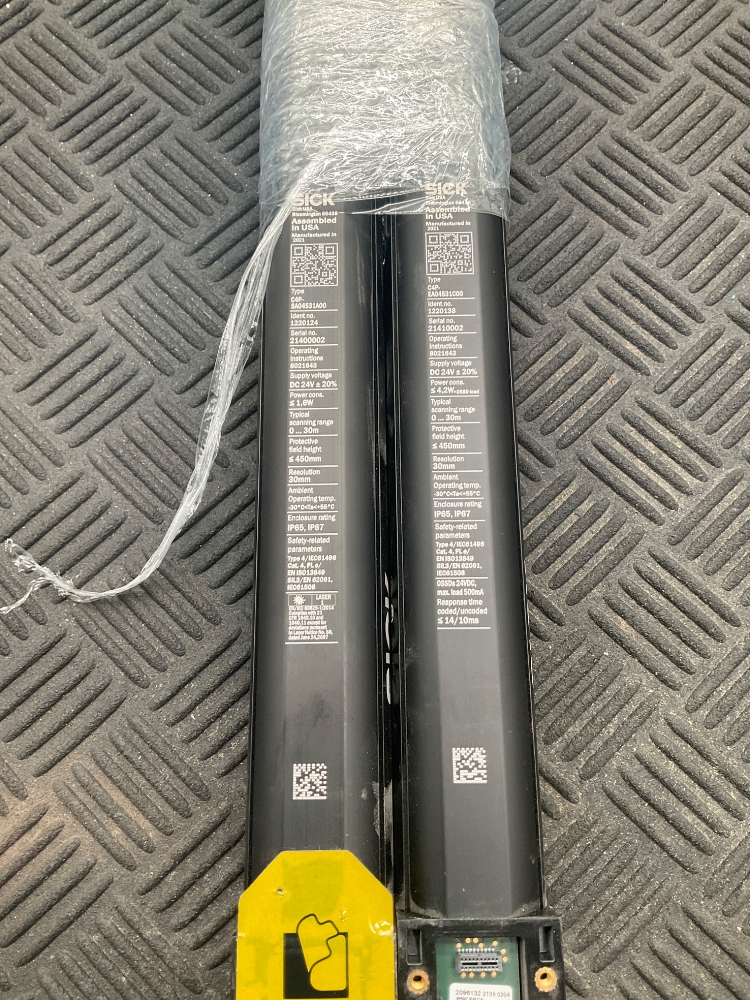 SICK C4P‑SA04531A00 / C4P‑EA04531C00 deTec4 Light Curtain Set (450mm) USED 3