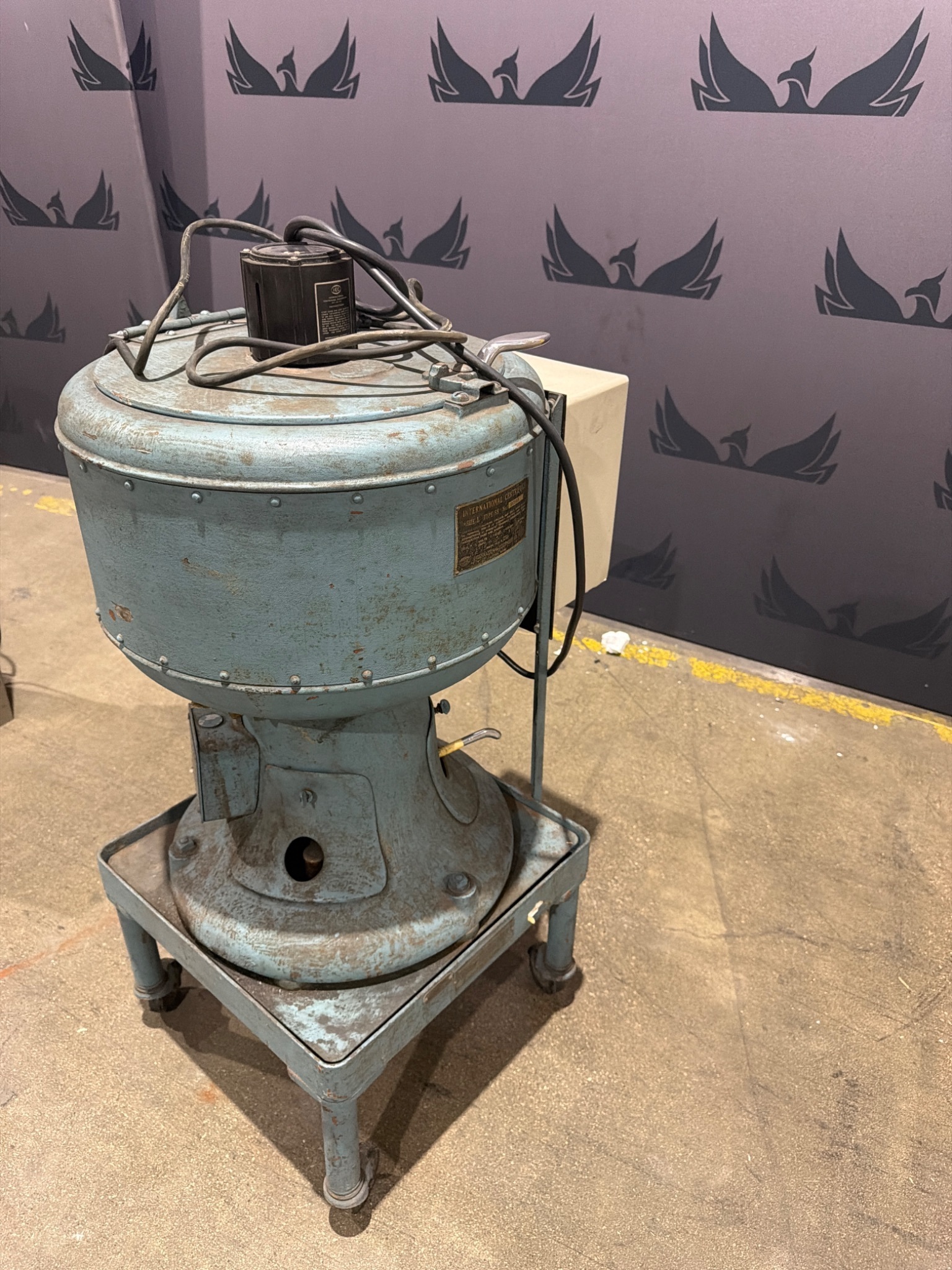 INTERNATIONAL EQUIPMENT Type SB Size 1 Centrifuge USED 2