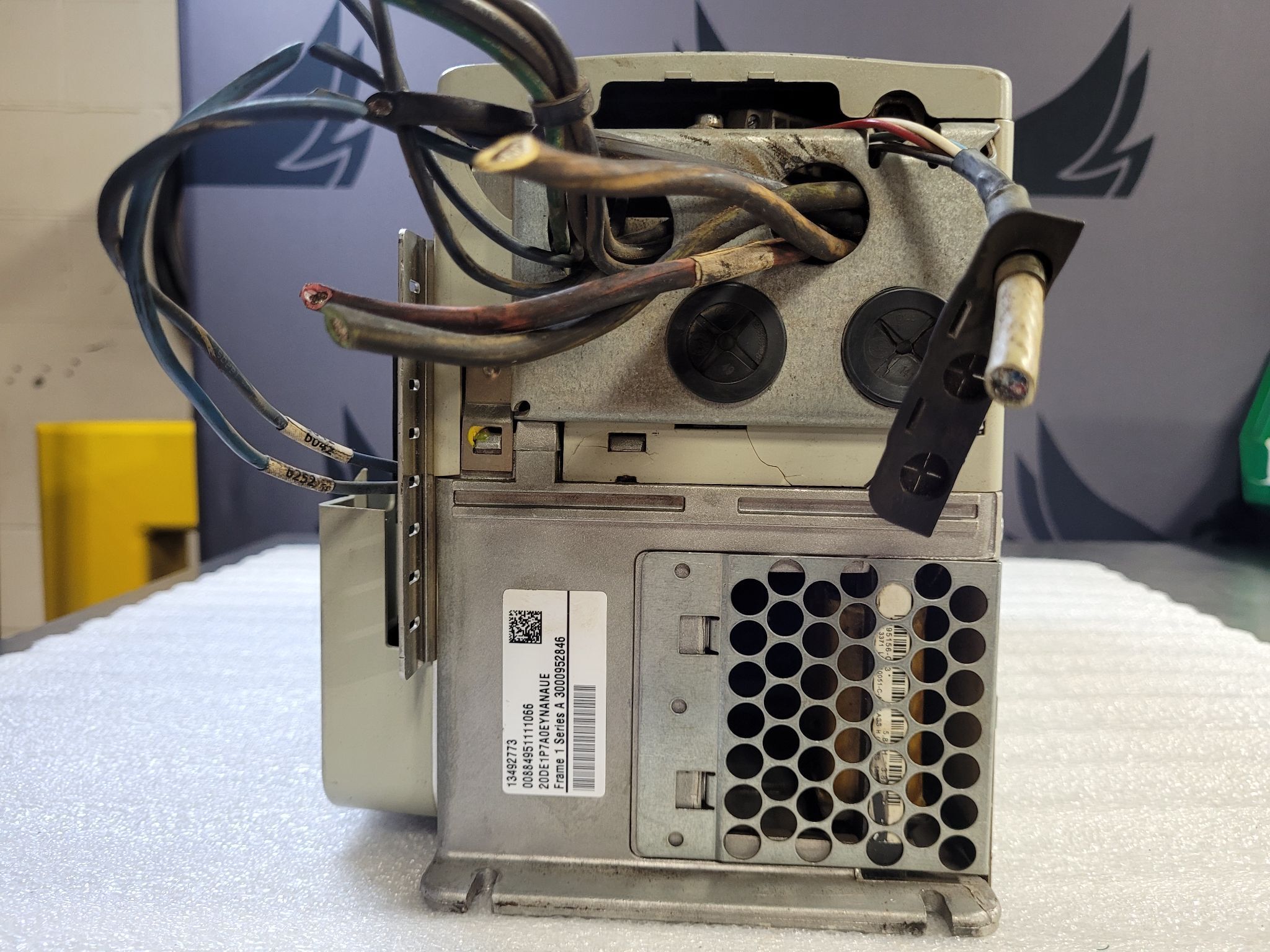 ALLEN BRADLEY 20DE1P7A0EYNANAUE PowerFlex 700S AC Drive 1HP 600V USED 1
