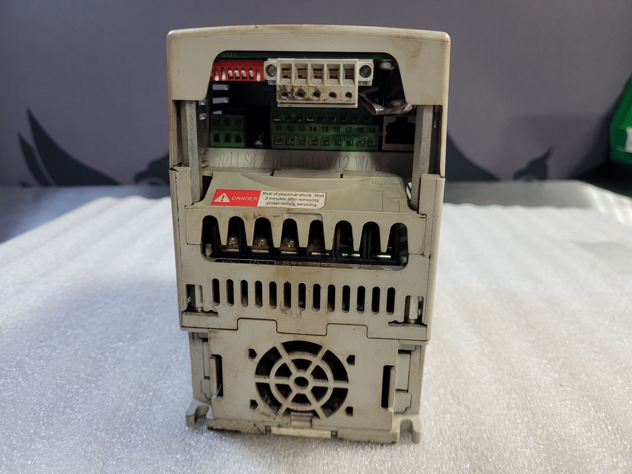ALLEN BRADLEY POWERFLEX 40 22B-E1P7N104 AC DRIVE USED 1
