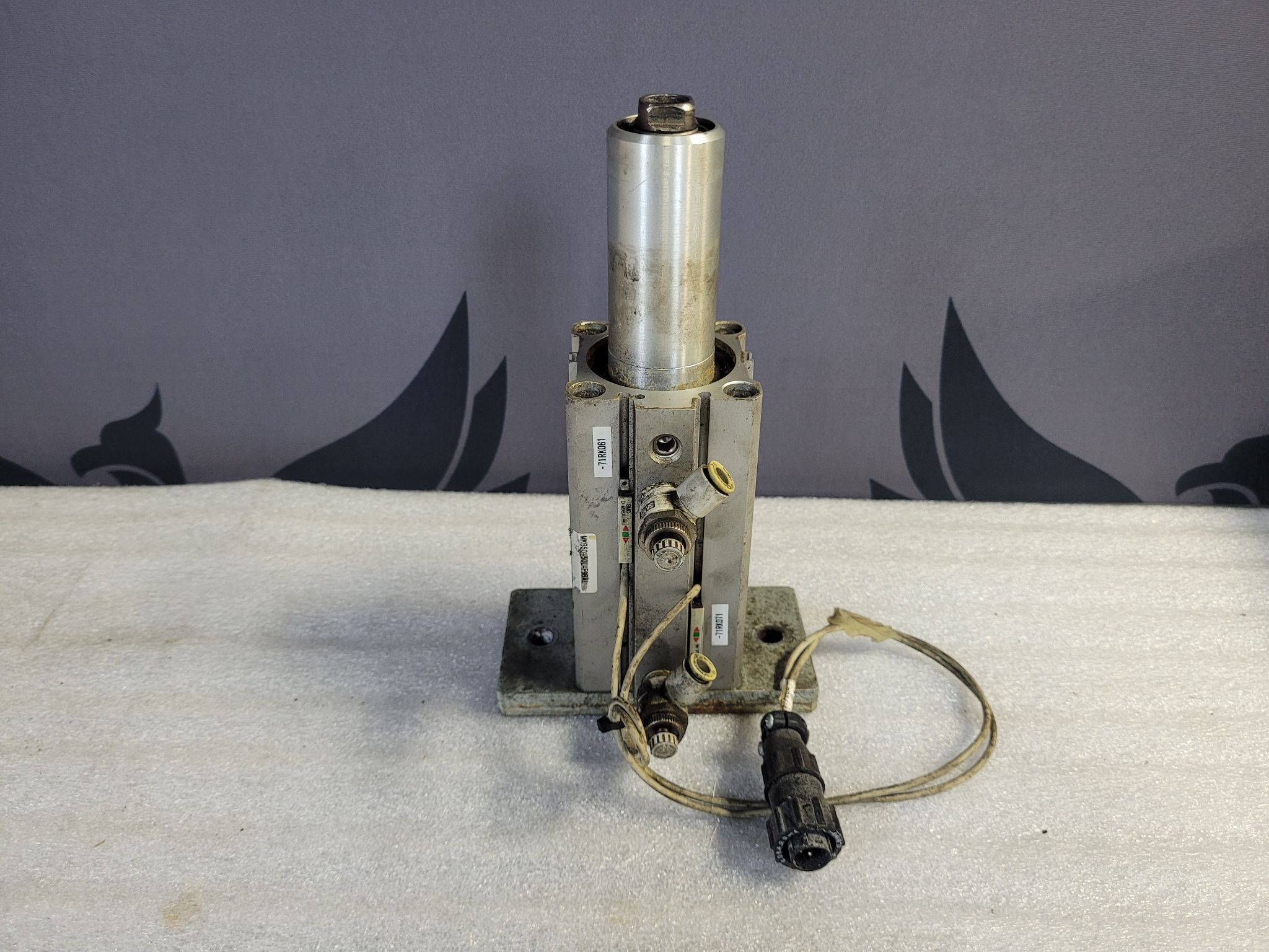 SMC MKB50-50L-F9BAL 50 mm Rotary Clamp Cylinder USED 0