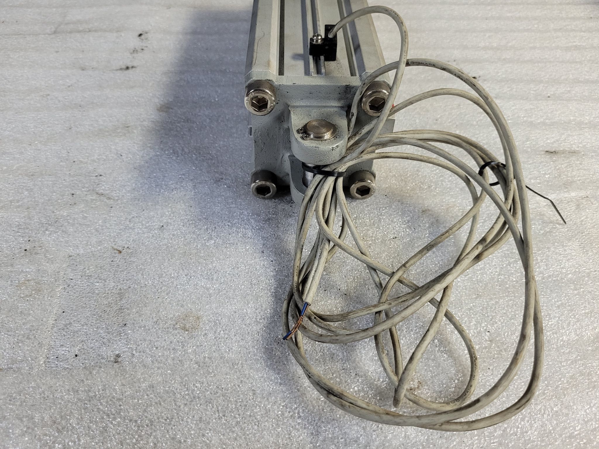 SMC CDQ2D63-200DC-A73L Pneumatic Cylinder USED 2