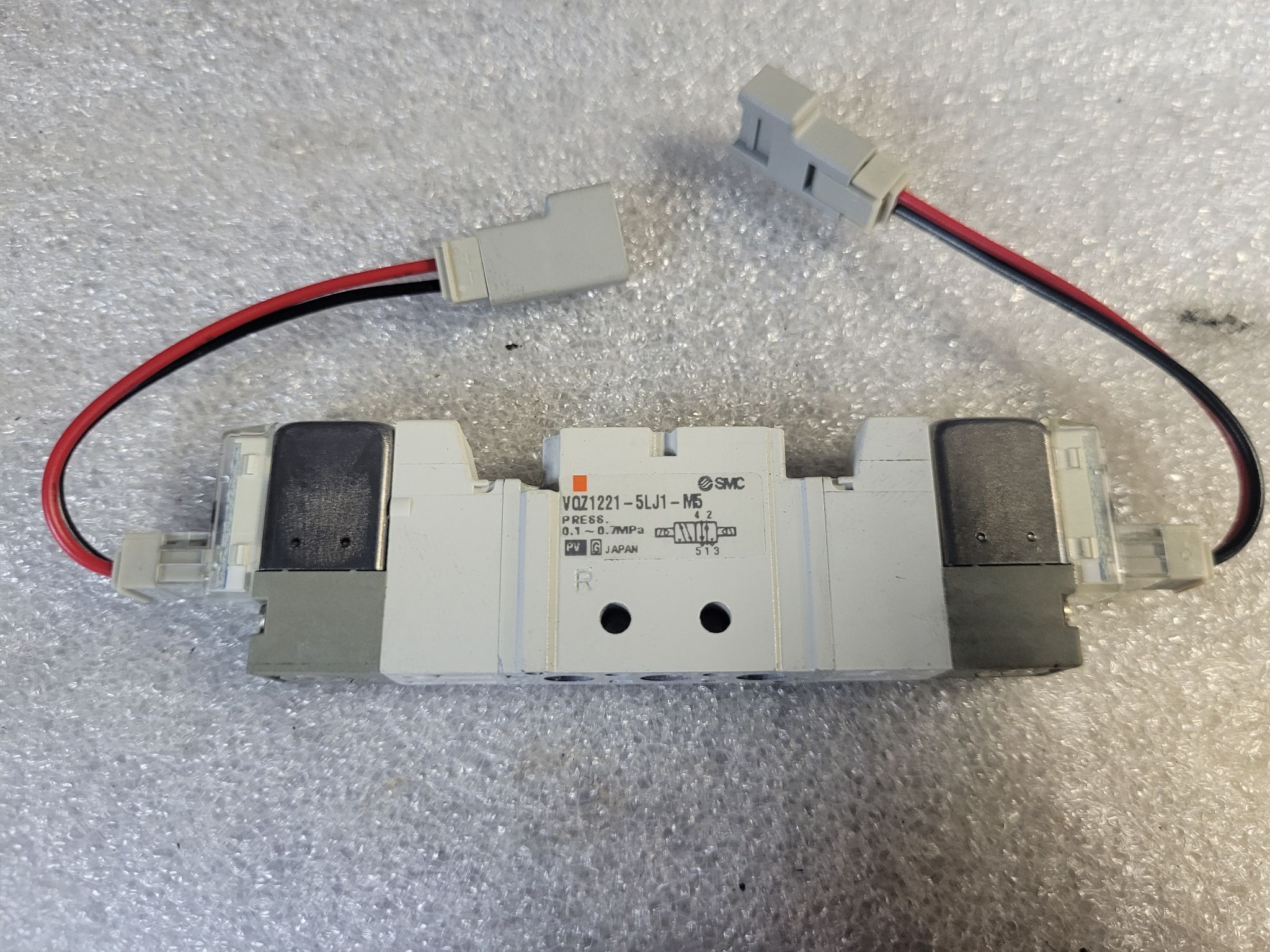 SMC VQZ1221-5LJ1-M5 Solenoid Valve USED 1