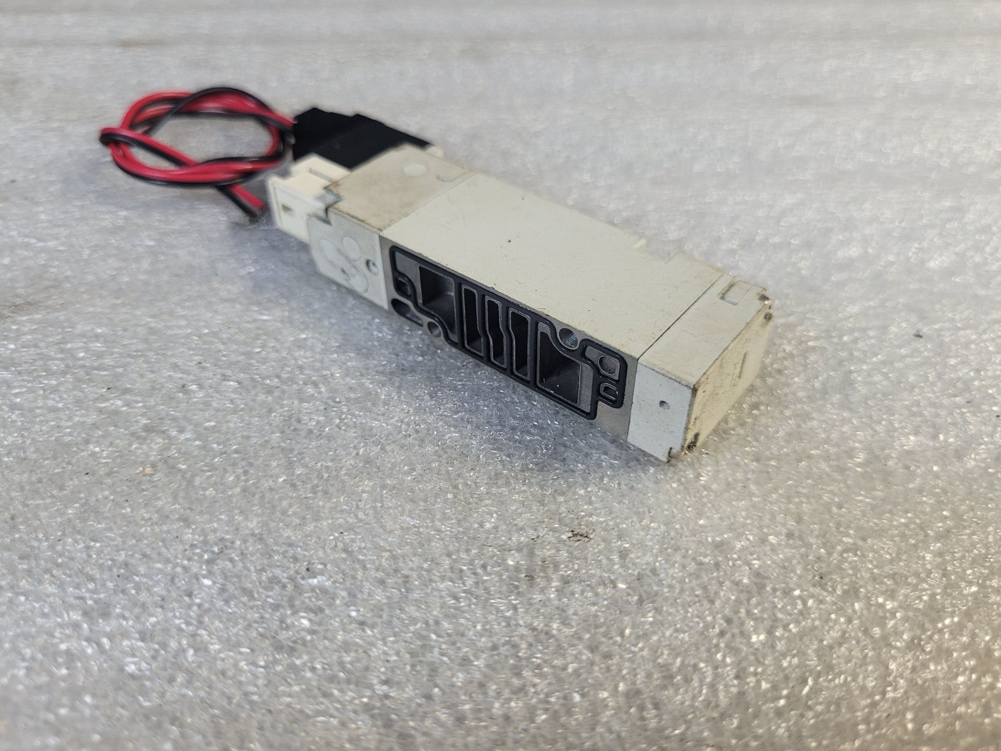 SMC VQZ2150-5L Solenoid Valve USED 1