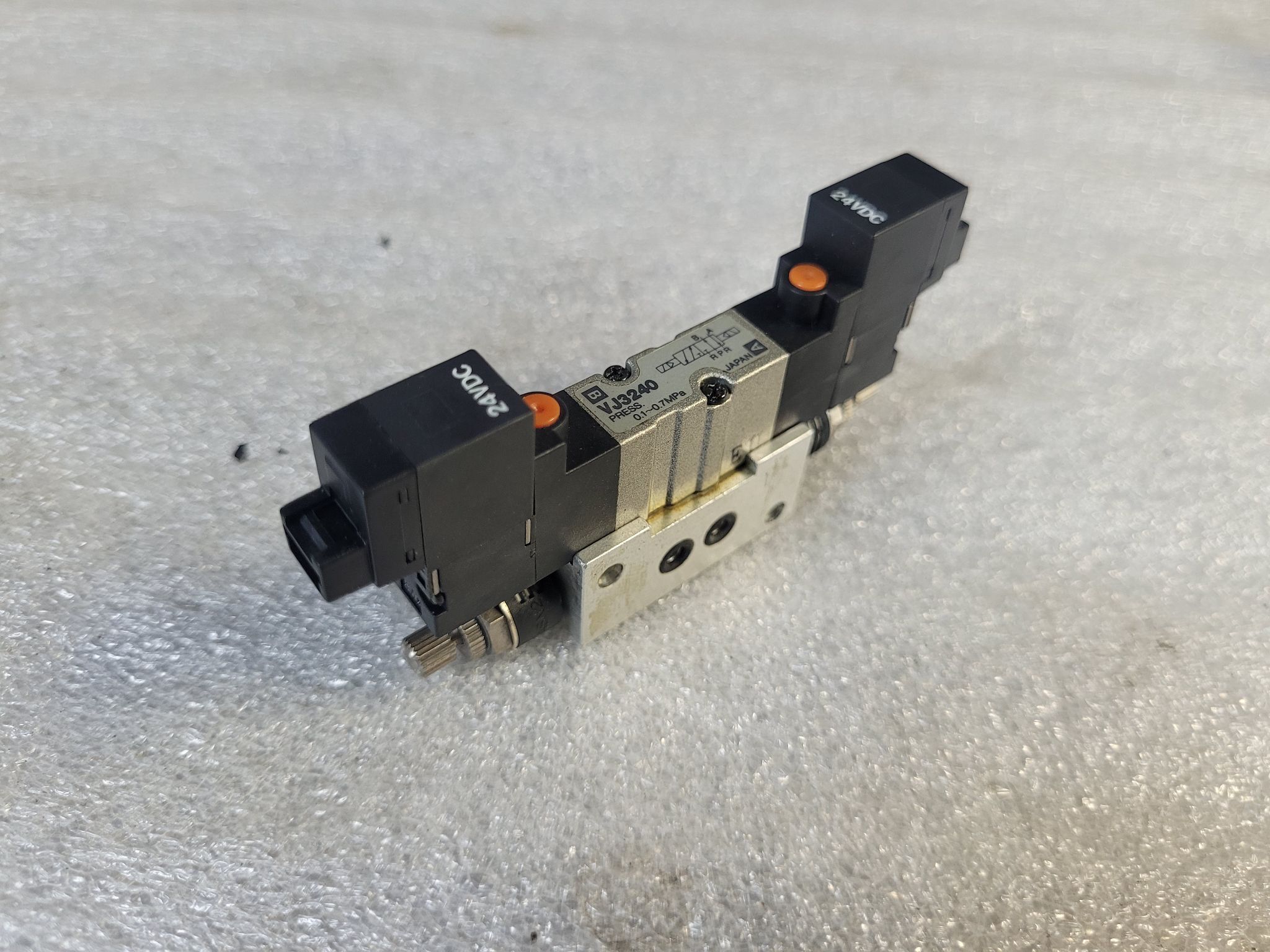 SMC VJ3240 Solenoid Valve USED 0