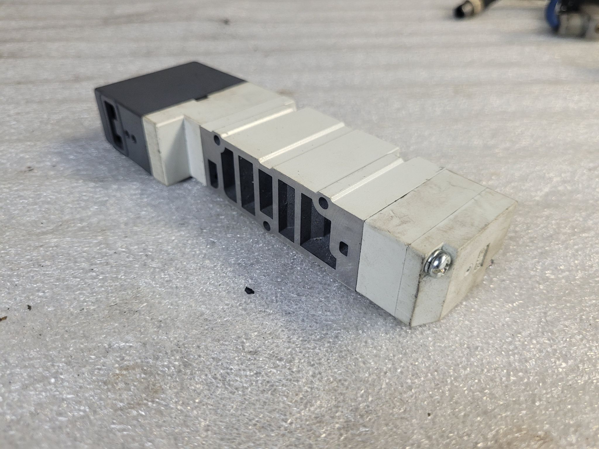 SMC VQC4101-5 Solenoid Valve USED 1